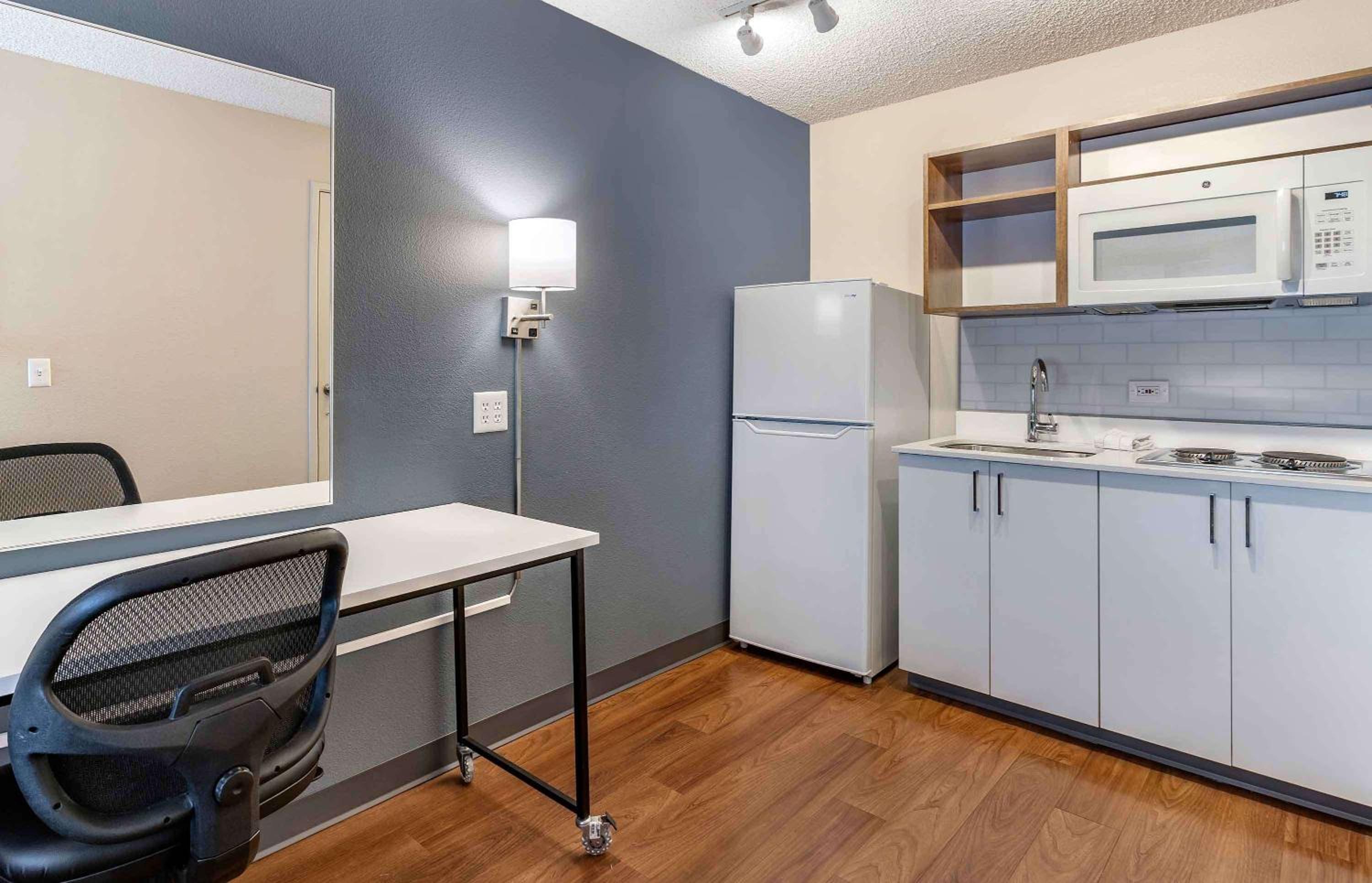 Deluxe Studio with 1 King Bed - Non-Smoking - Photo 7