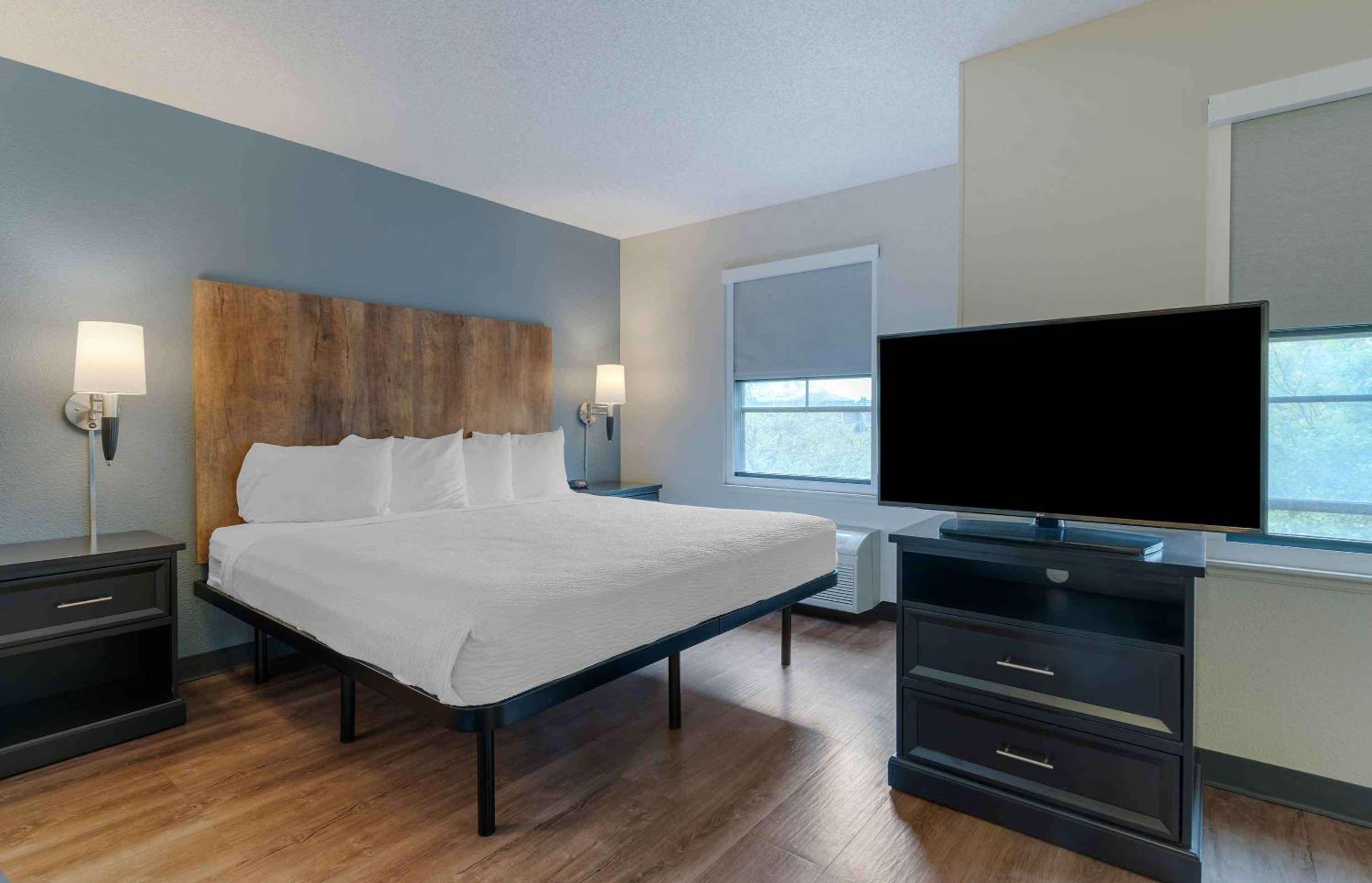 Deluxe Studio with 1 King Bed - Non-Smoking - Photo 8