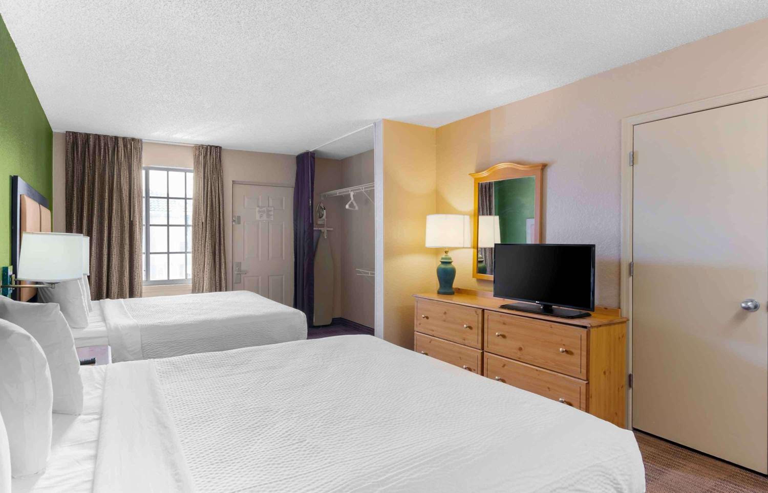 Studio with 2 Queen Beds - Non-Smoking - Photo 11