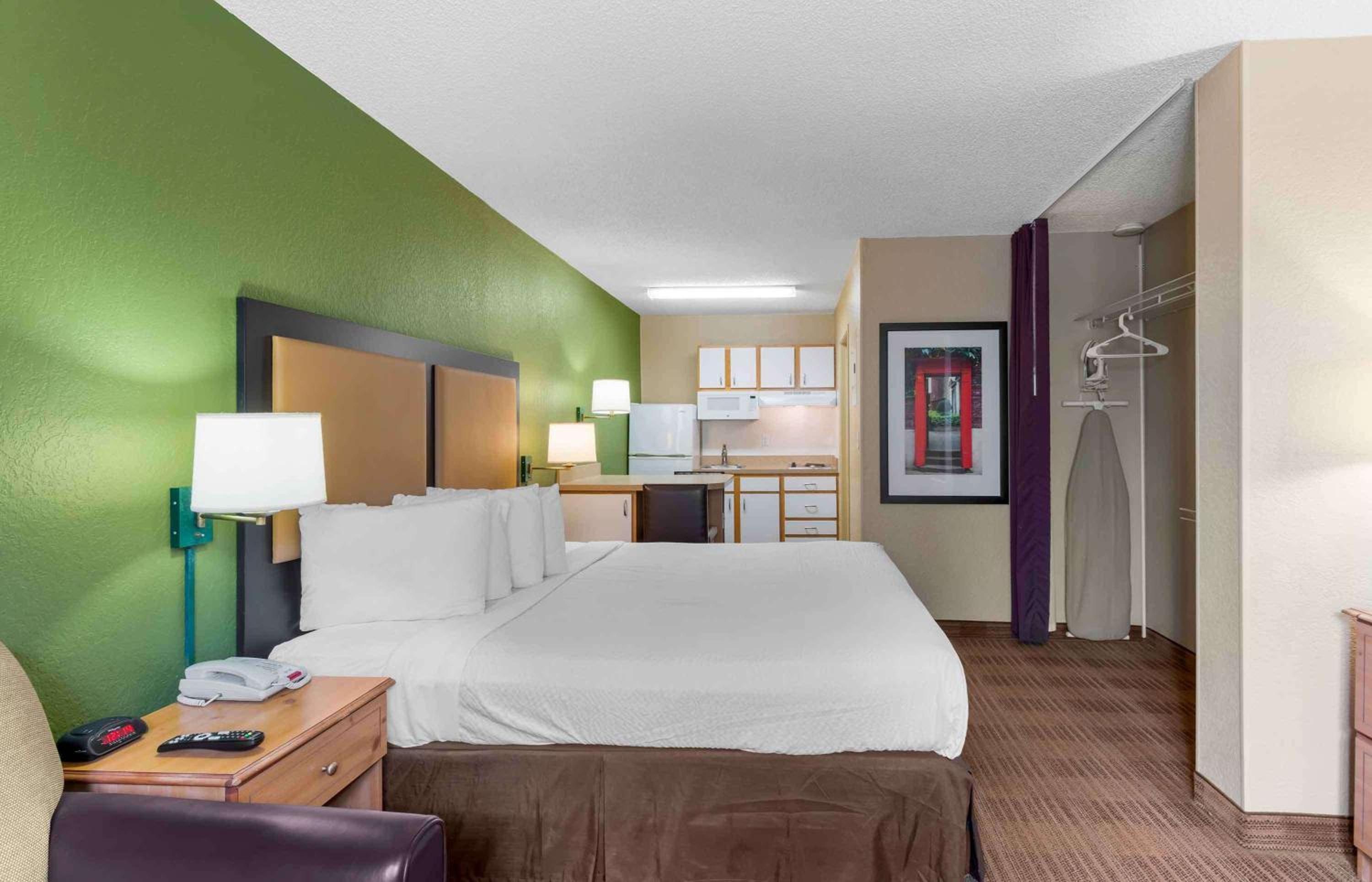 Deluxe Studio with 1 King Bed - Non-Smoking - Photo 3
