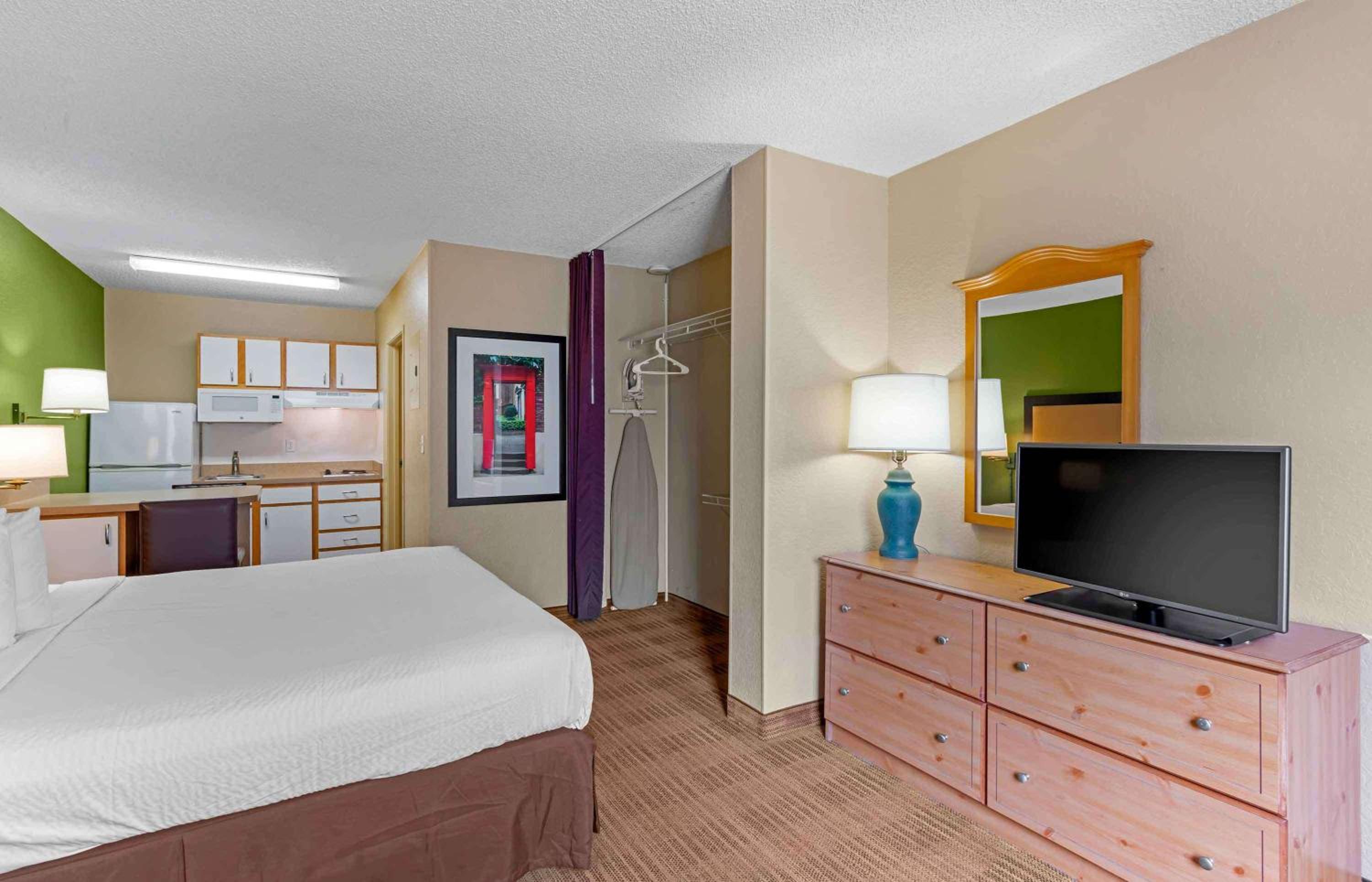 Deluxe Studio with 1 King Bed - Non-Smoking - Photo 4