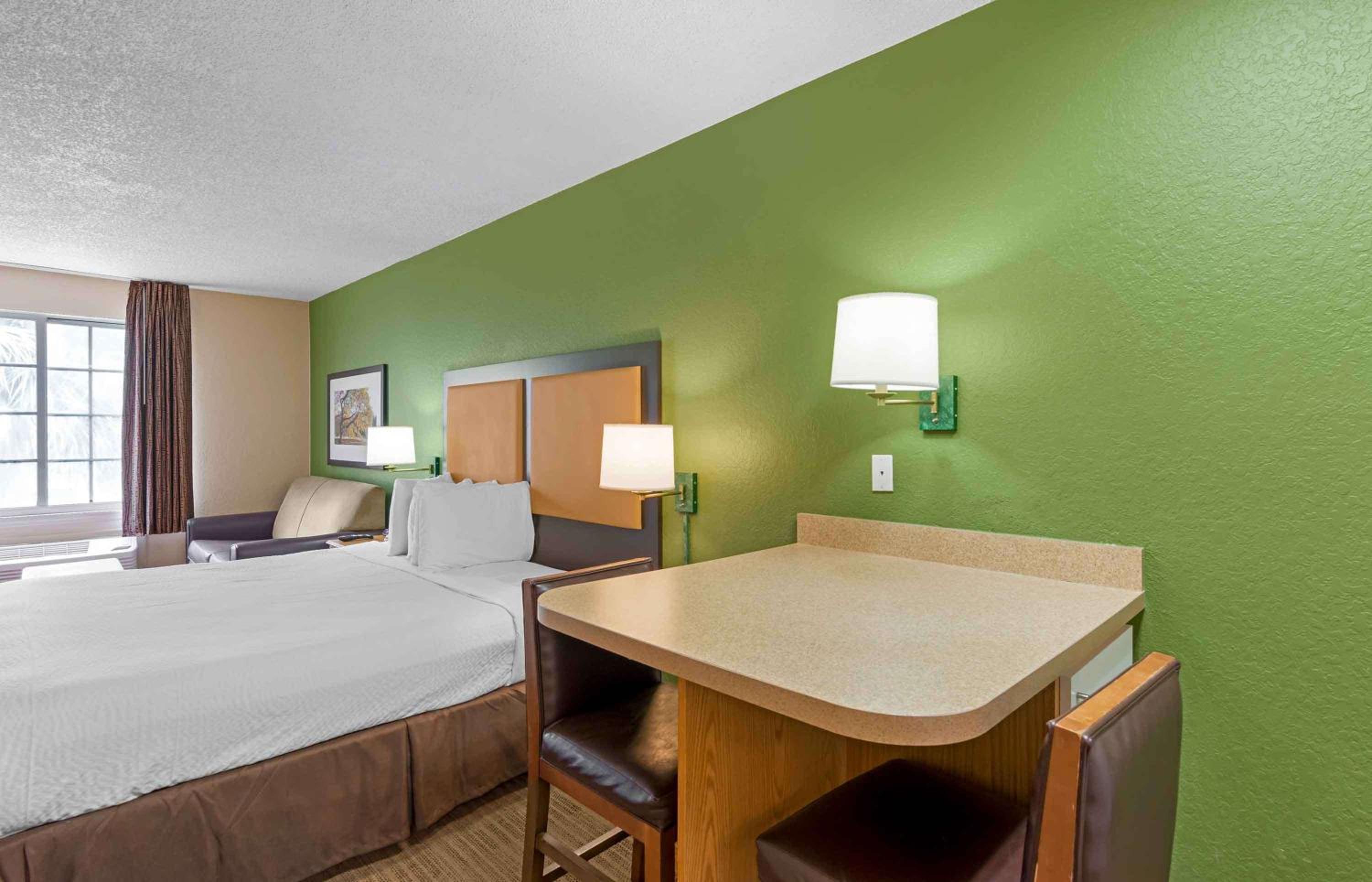 Deluxe Studio with 1 King Bed - Non-Smoking - Photo 2