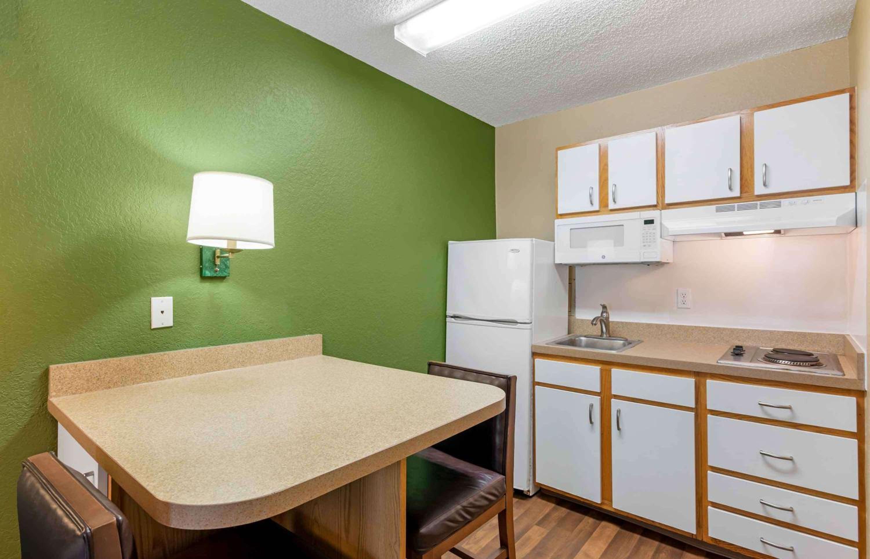 Deluxe Studio with 1 King Bed - Non-Smoking - Photo 5