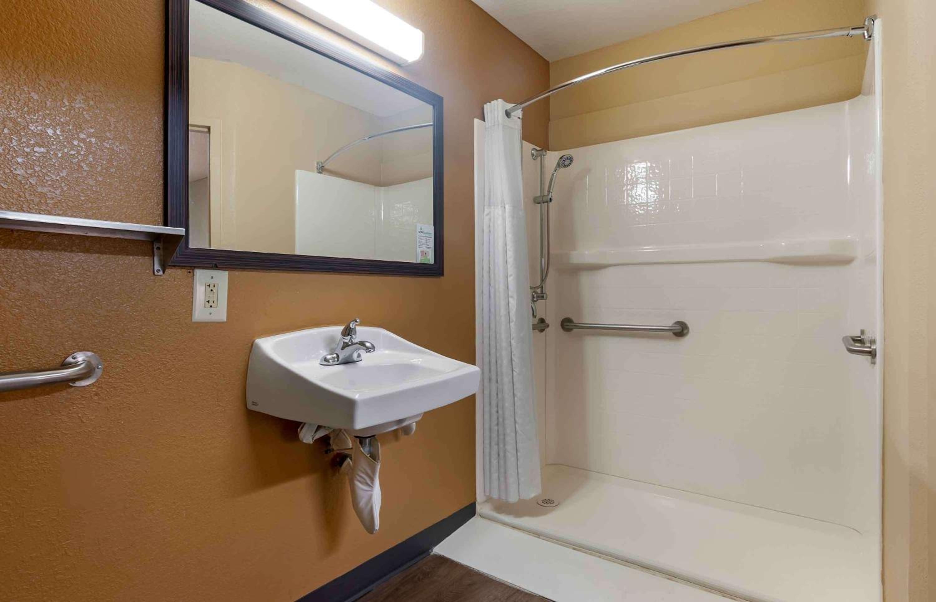 Queen studio with 1 Queen Bed - Disability Access/Non-Smoking - Photo 2