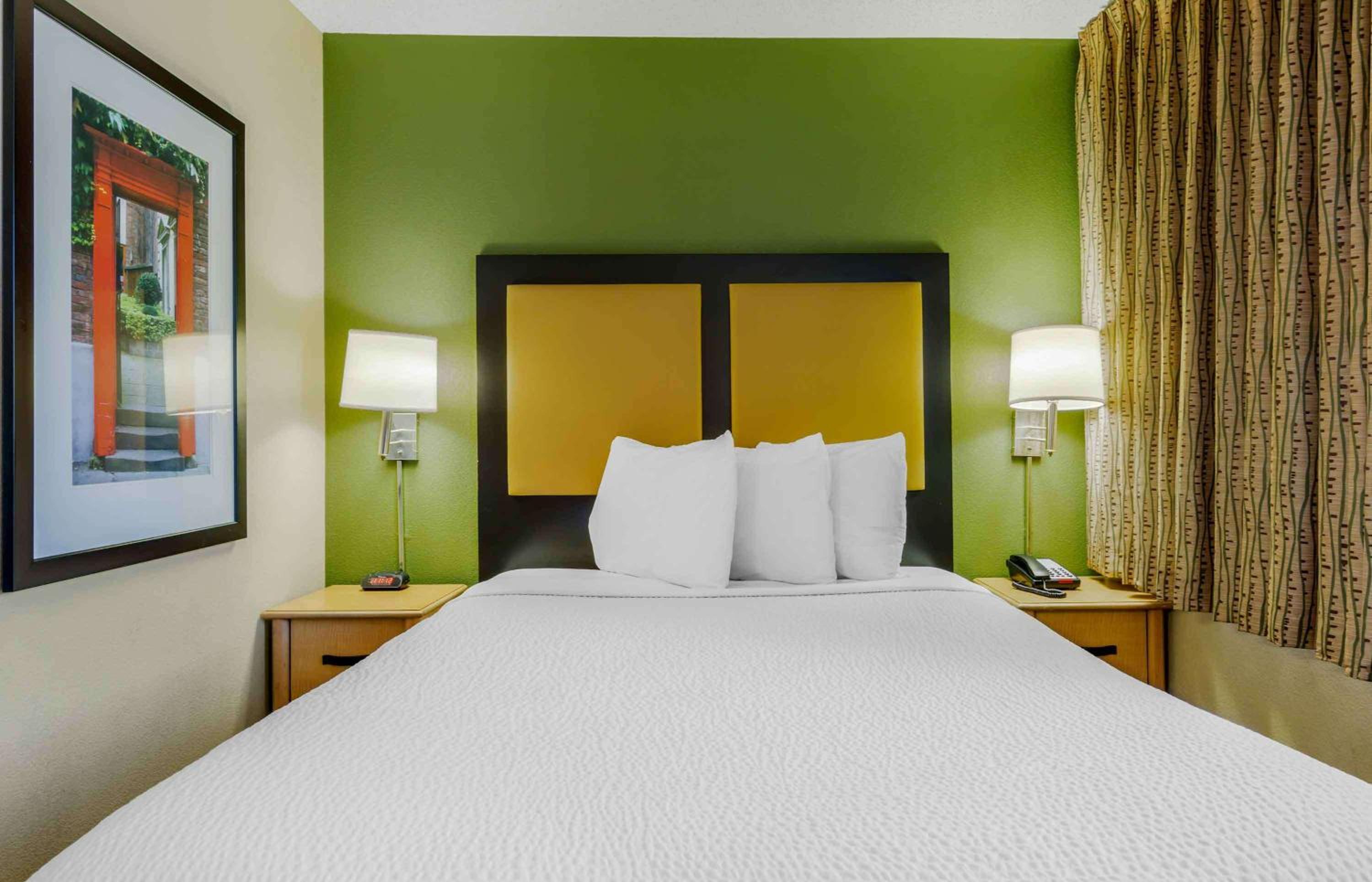 Deluxe Studio with 1 Queen Bed - Non-Smoking - Photo 1