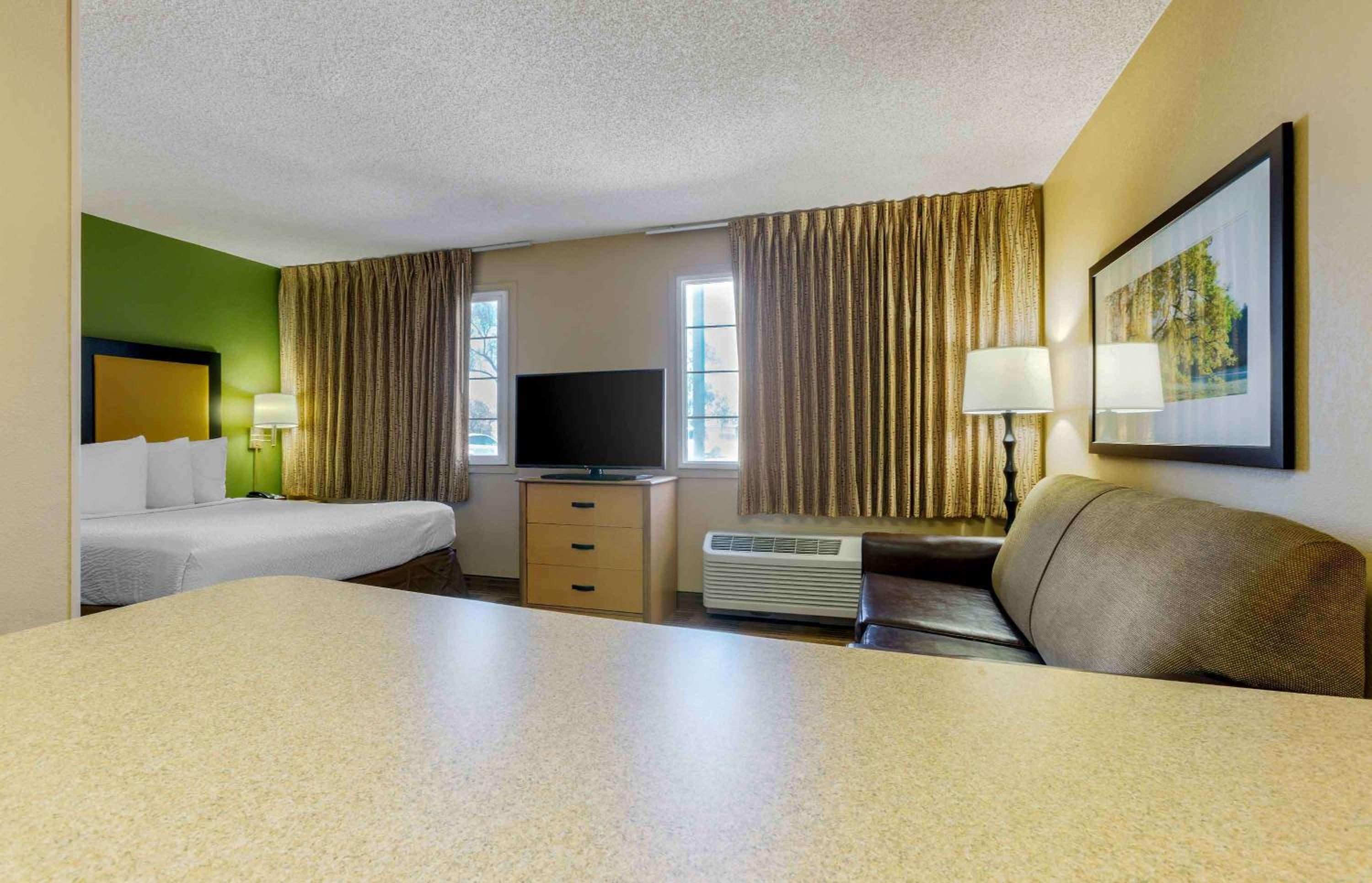 Deluxe Studio with 1 Queen Bed - Non-Smoking - Photo 11