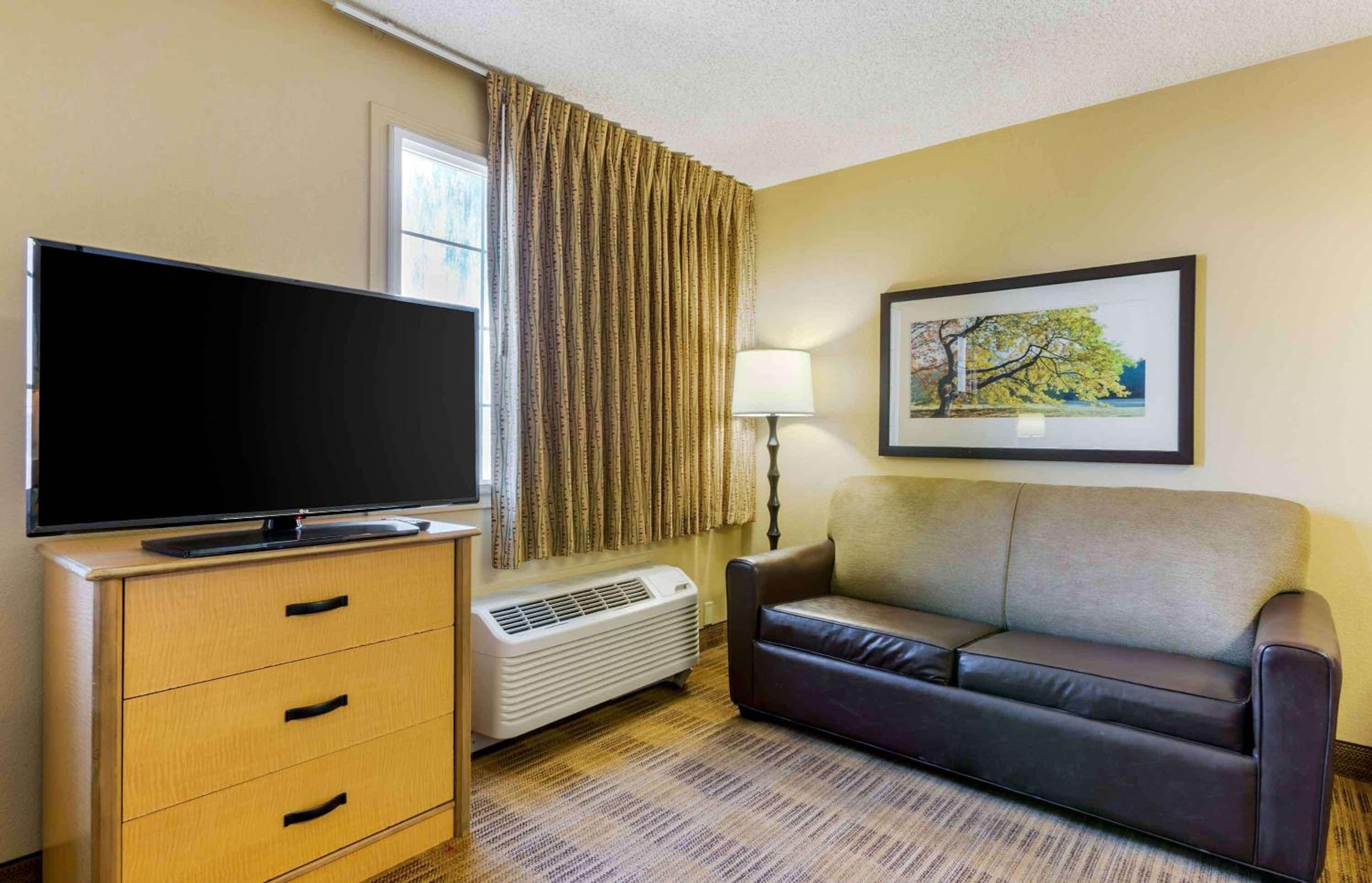 Deluxe Studio with 1 Queen Bed - Non-Smoking - Photo 10