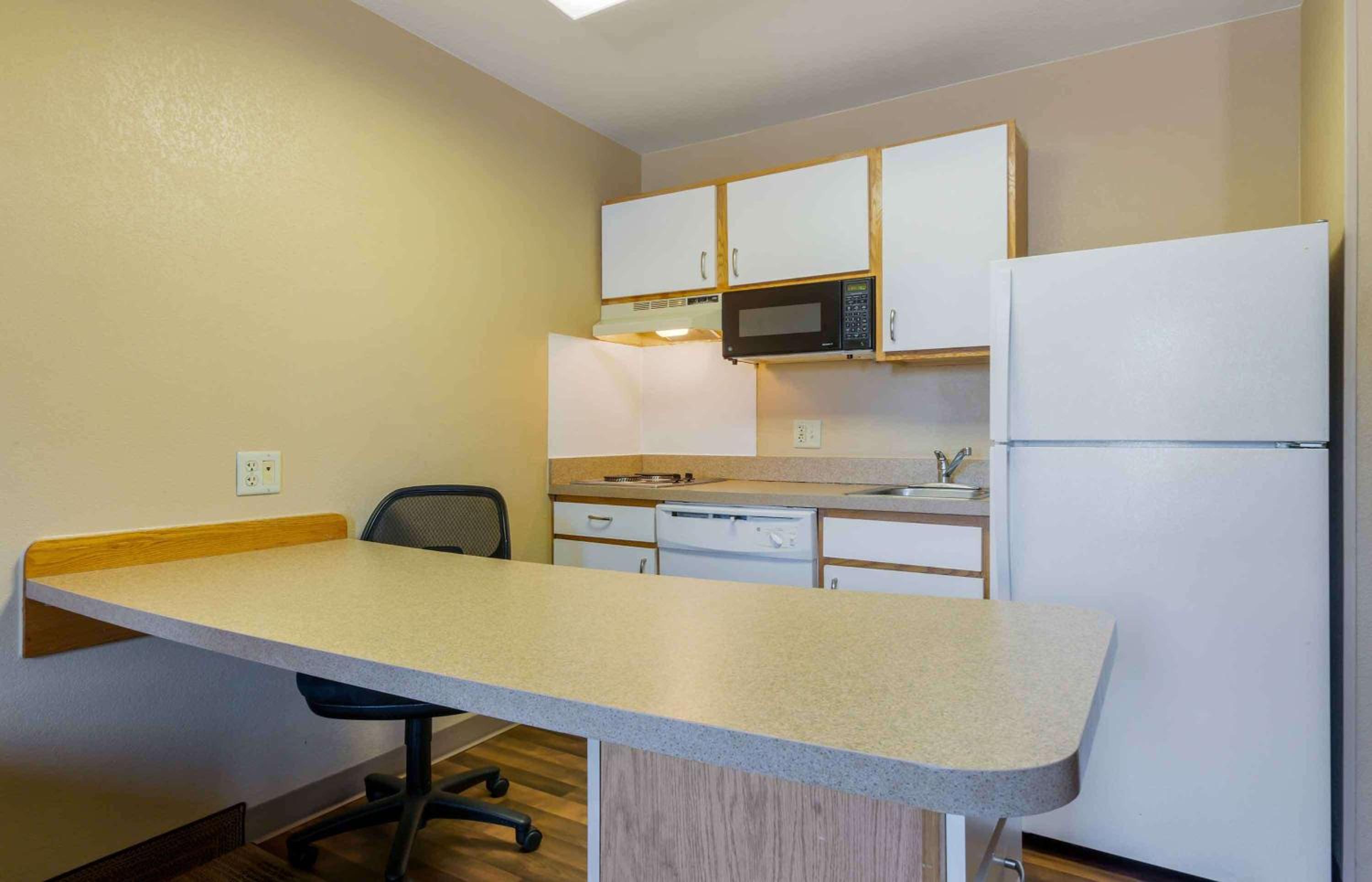 Deluxe Studio with 1 Queen Bed - Non-Smoking - Photo 9