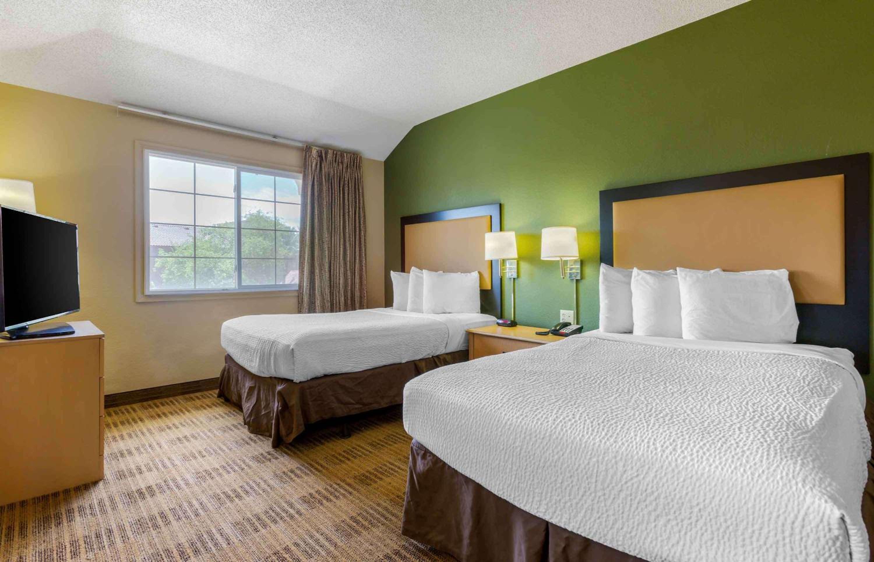 Deluxe Studio with Two Double Beds - Non-Smoking - Photo 1