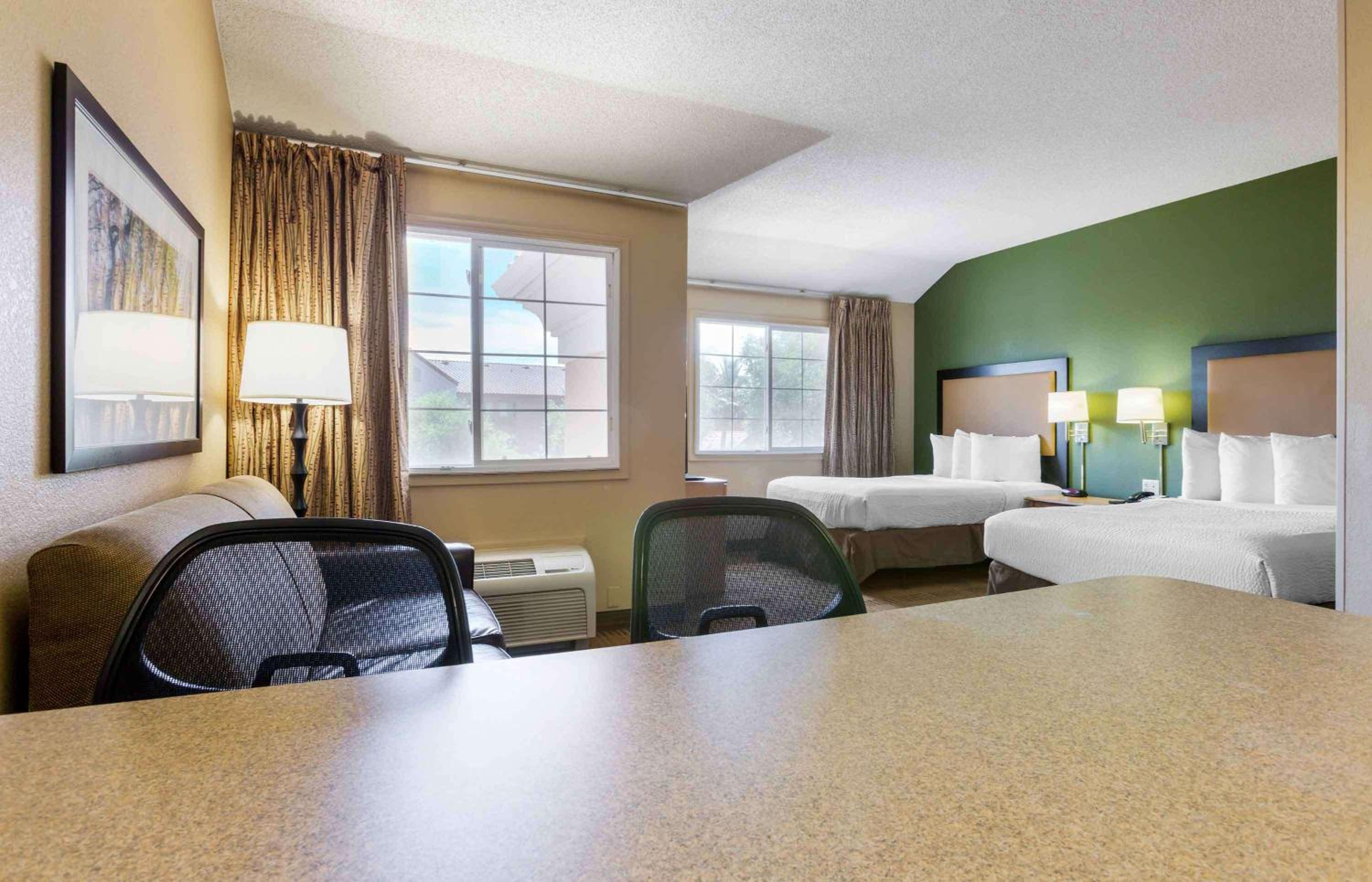 Deluxe Studio with Two Double Beds - Non-Smoking - Photo 2