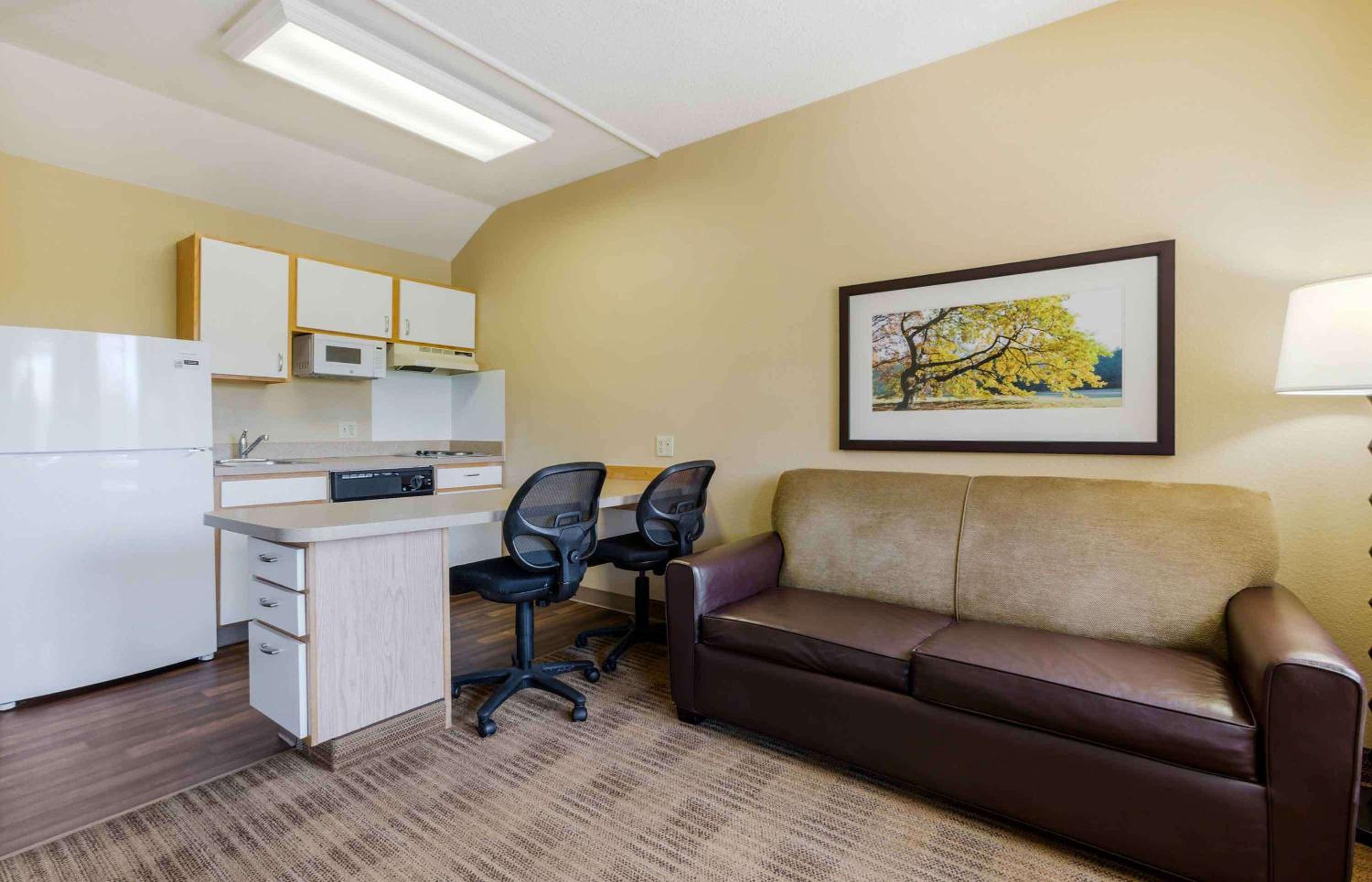 Deluxe Studio with Two Double Beds - Non-Smoking - Photo 3