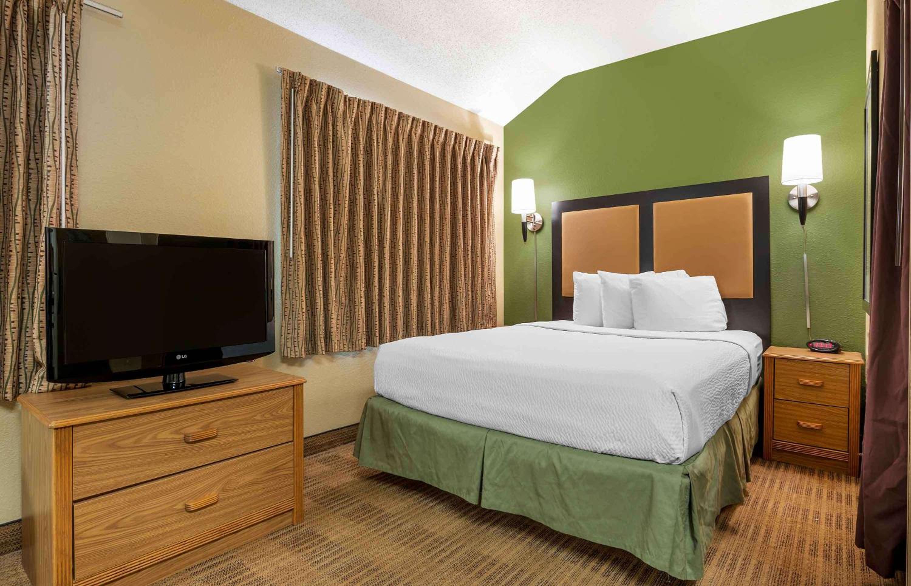 Deluxe Studio with 1 Queen Bed - Non-Smoking - Photo 1