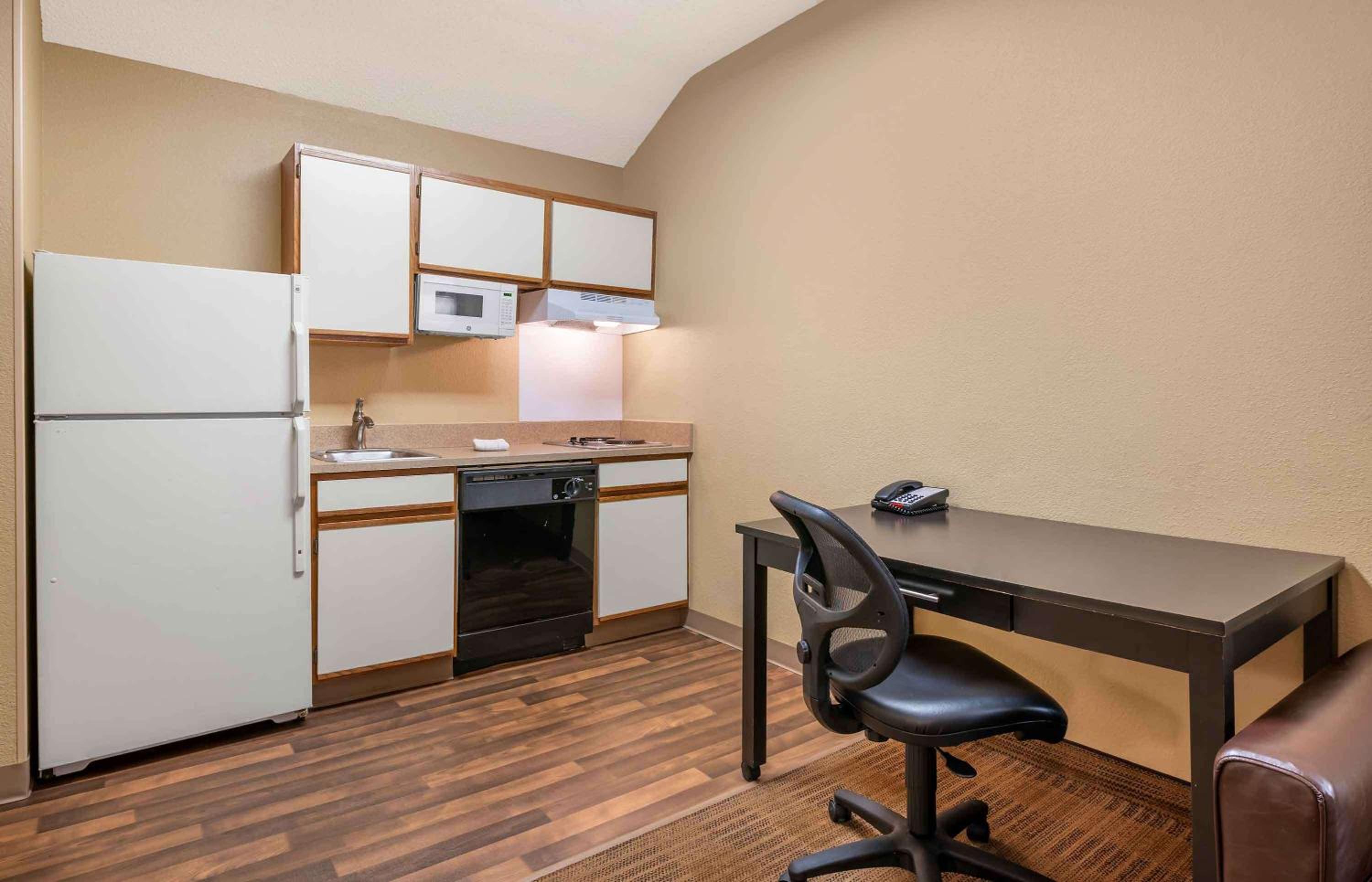 Deluxe Studio with 1 Queen Bed - Non-Smoking - Photo 10