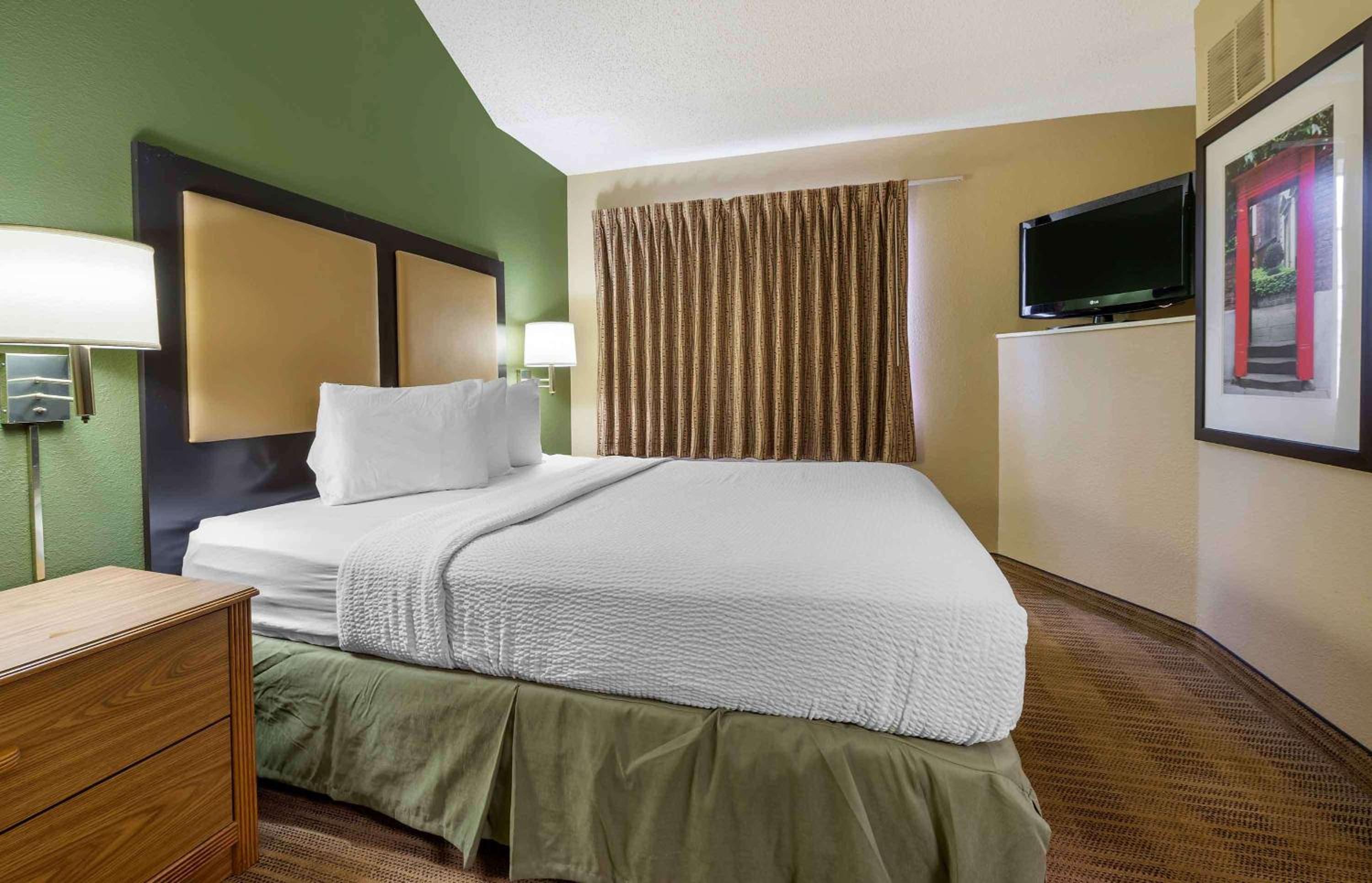 One Bedroom Suite with 1 Queen Bed - Non-Smoking - Photo 1