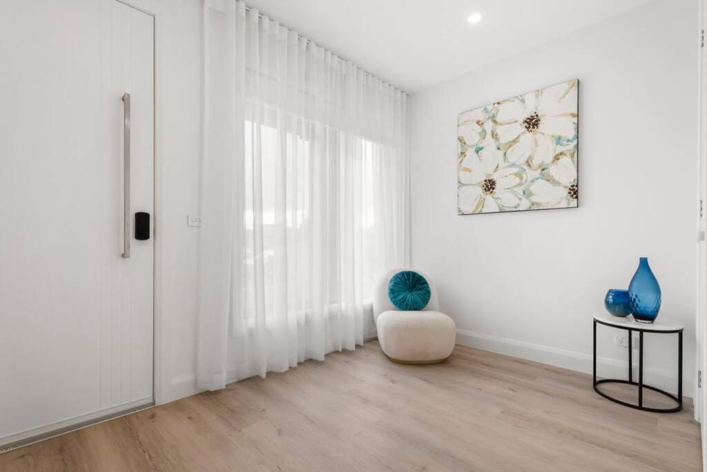 Three-Bedroom House photo 2