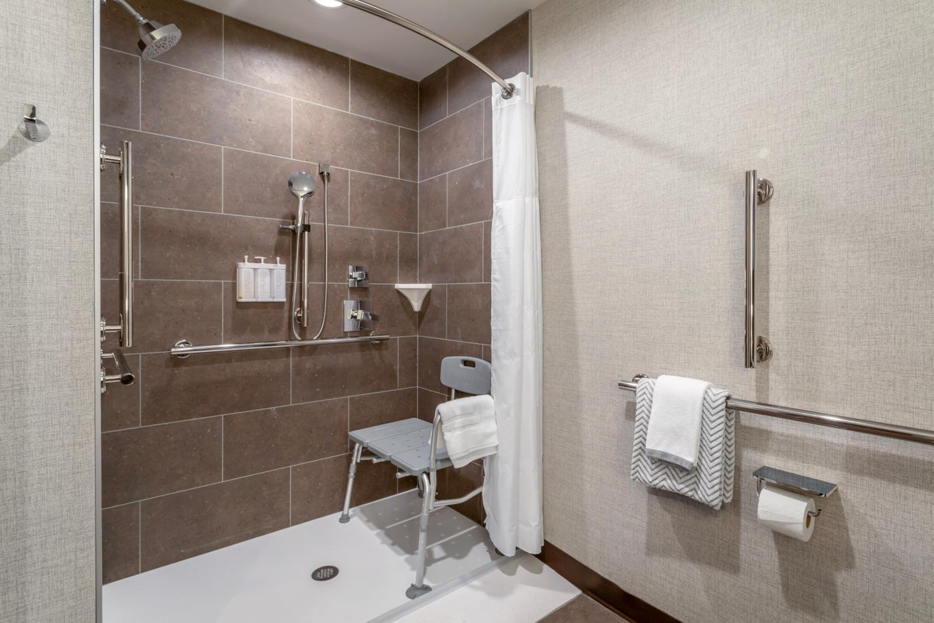 Large King Room with No View - Disability Access/Non Smoking - Photo 2