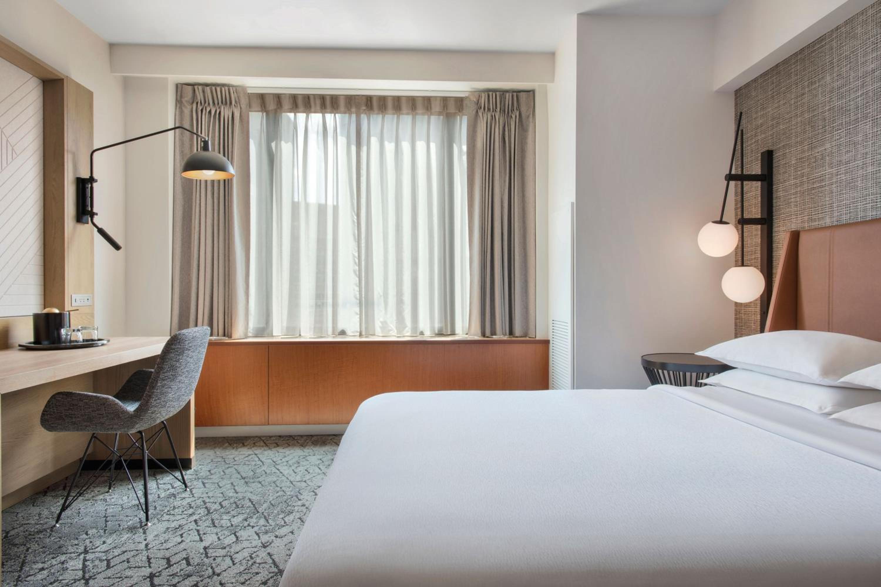 Traditional Queen Room with Roll-in Shower - Mobility and Hearing Accessible