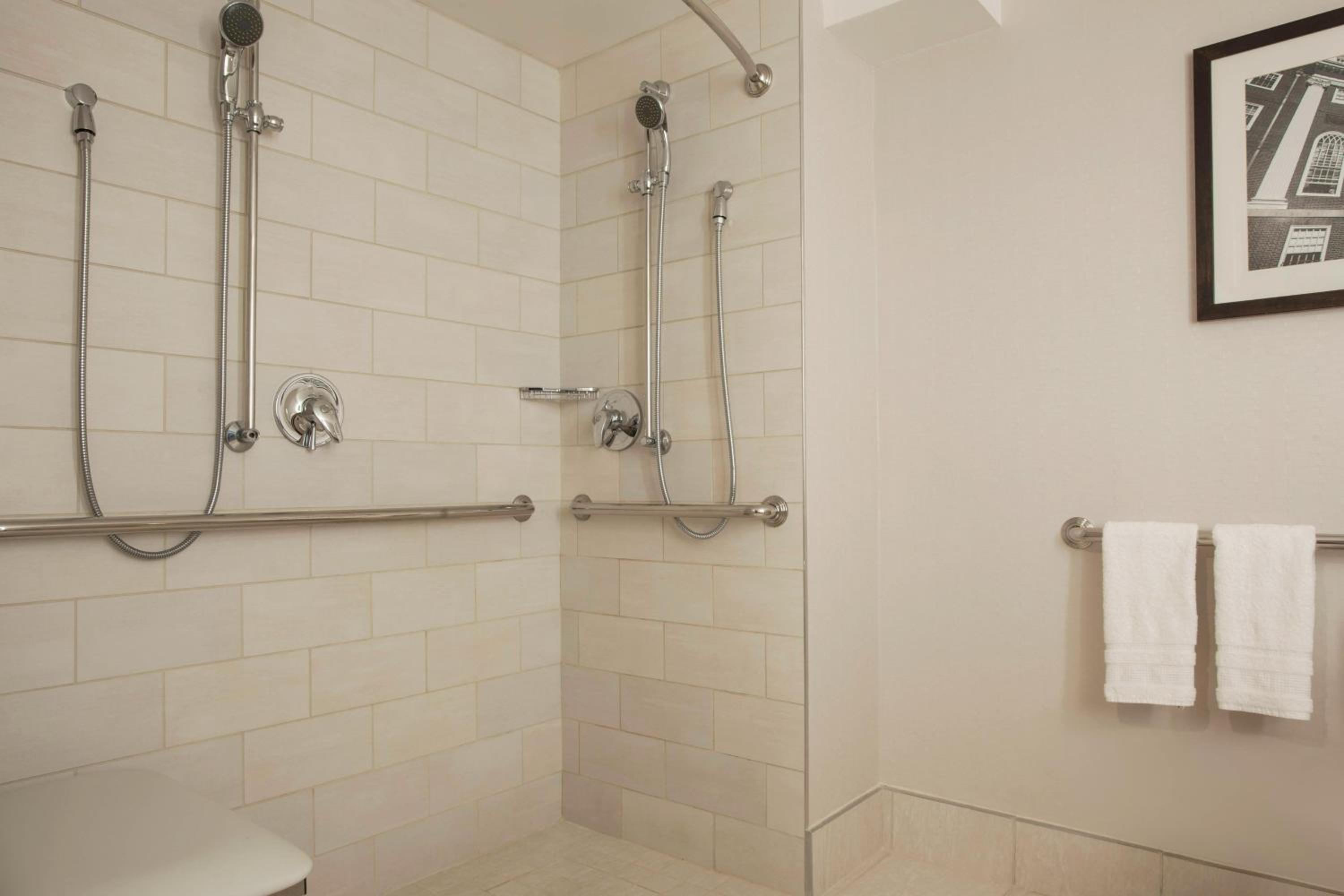 Traditional Queen Room with Roll-in Shower - Mobility and Hearing Accessible