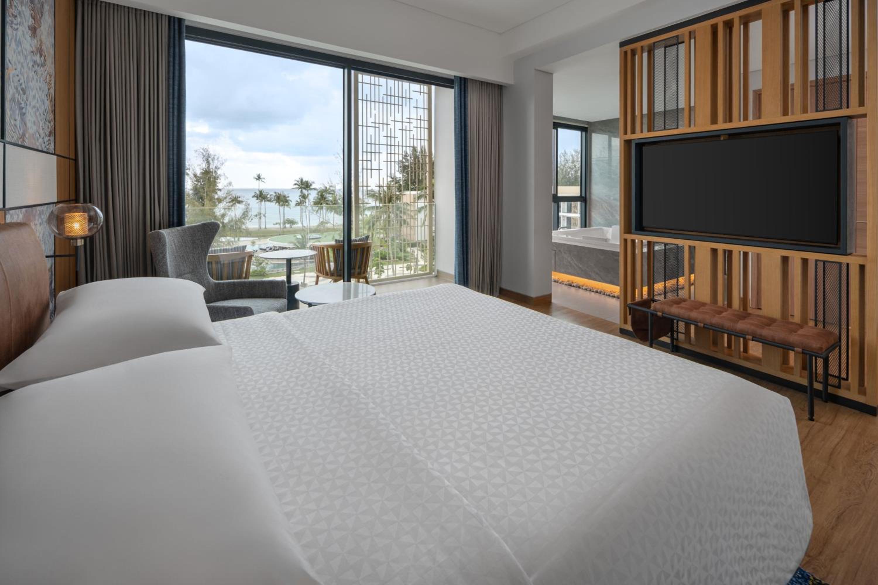 Executive Suite, 1 King, Ocean view, Balcony - Photo 1
