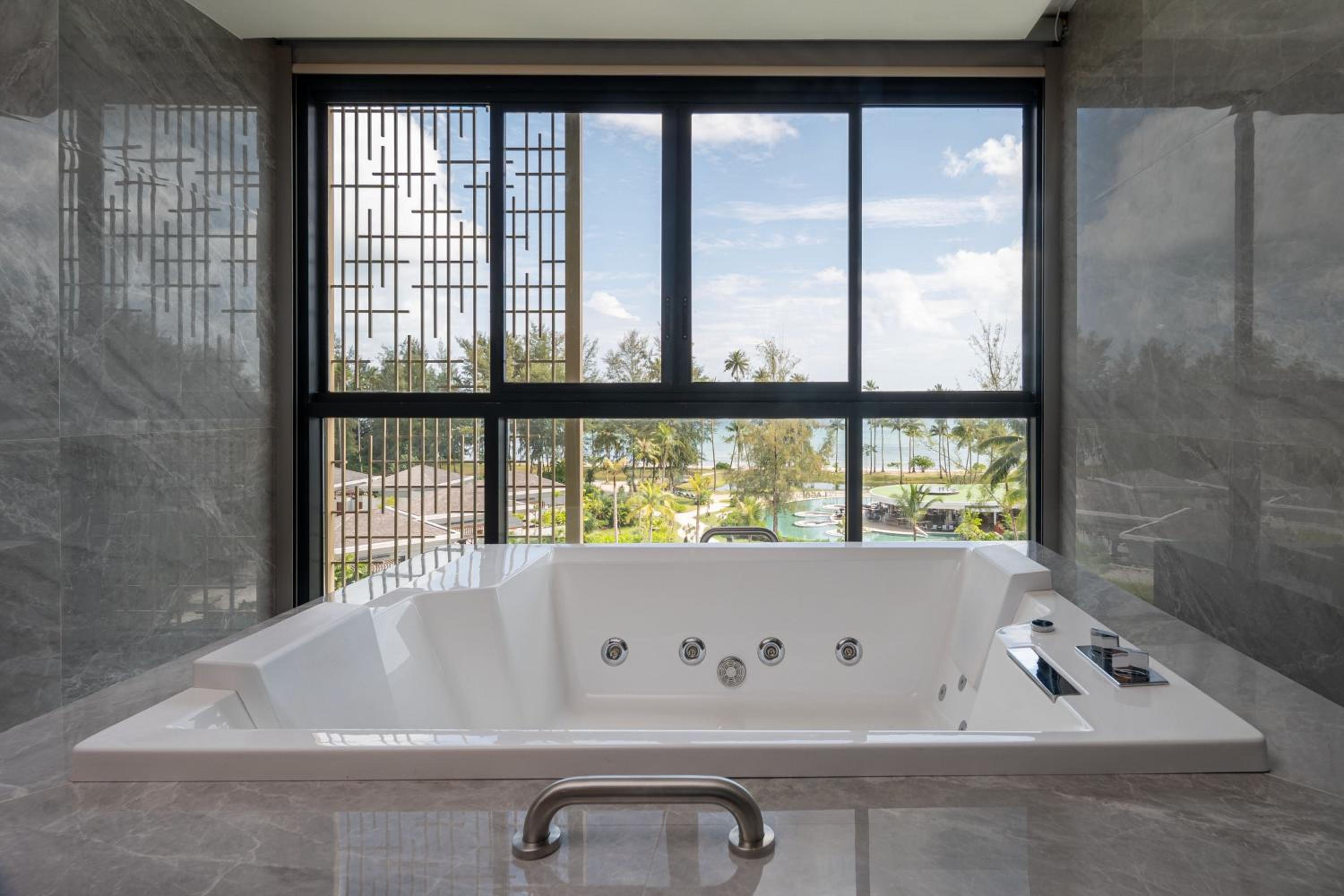 Executive Suite, 1 King, Ocean view, Balcony - Photo 3