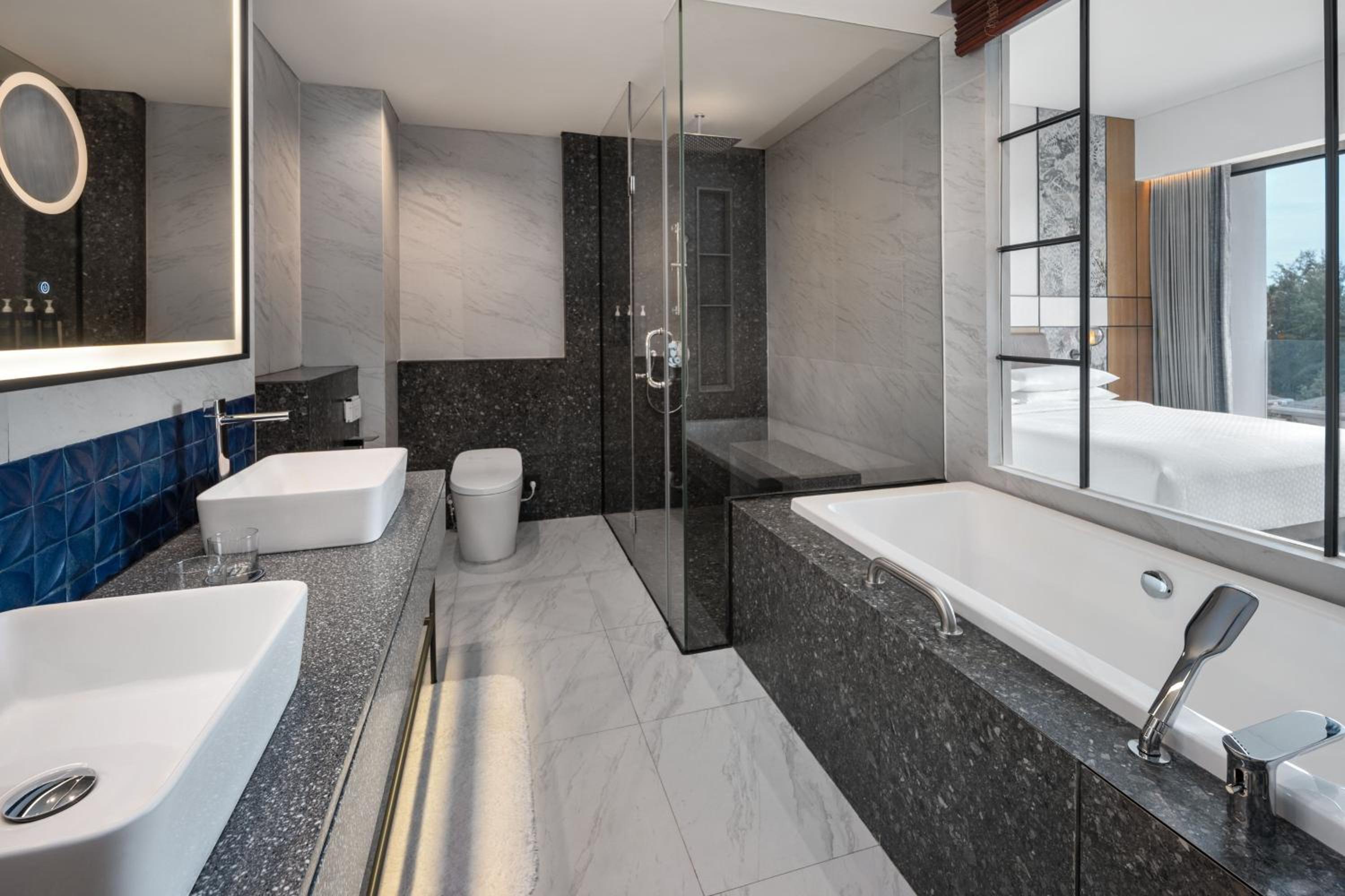 Executive Suite, 1 King, Ocean view, Balcony - Photo 2