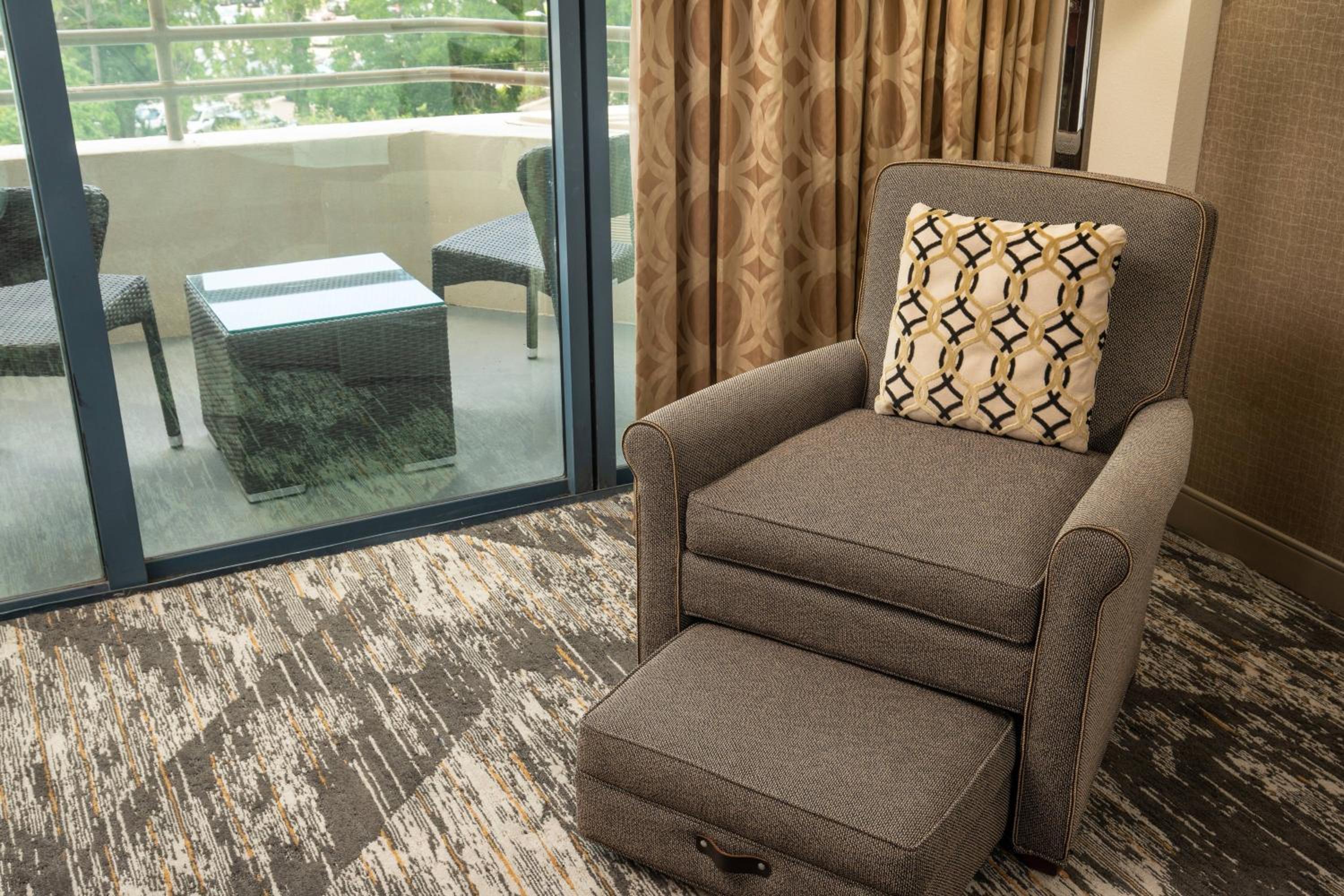 Traditional, Guest room, 1 King, Balcony - Photo 4