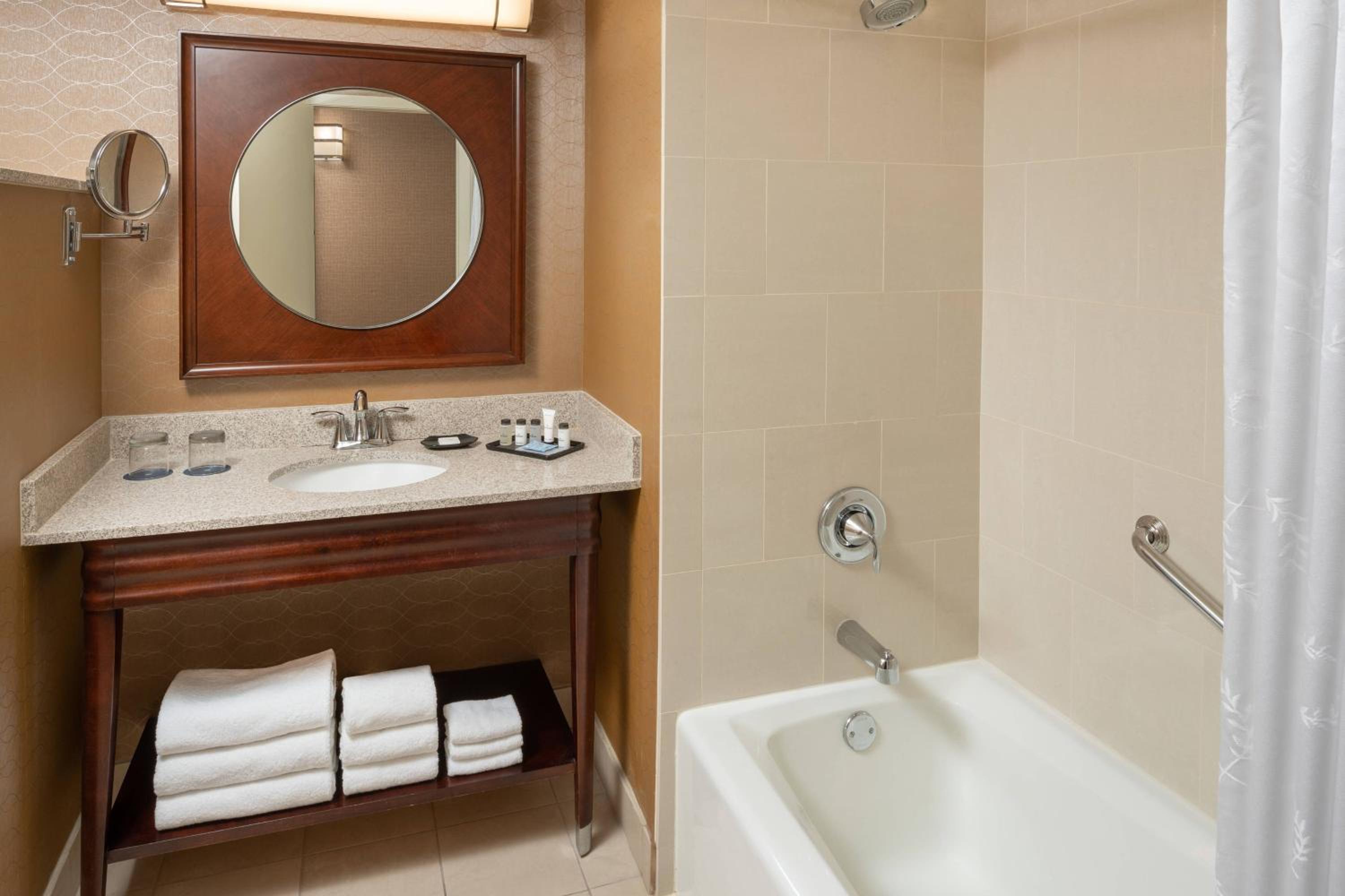 Traditional, Guest room, 1 King, Balcony - Photo 6