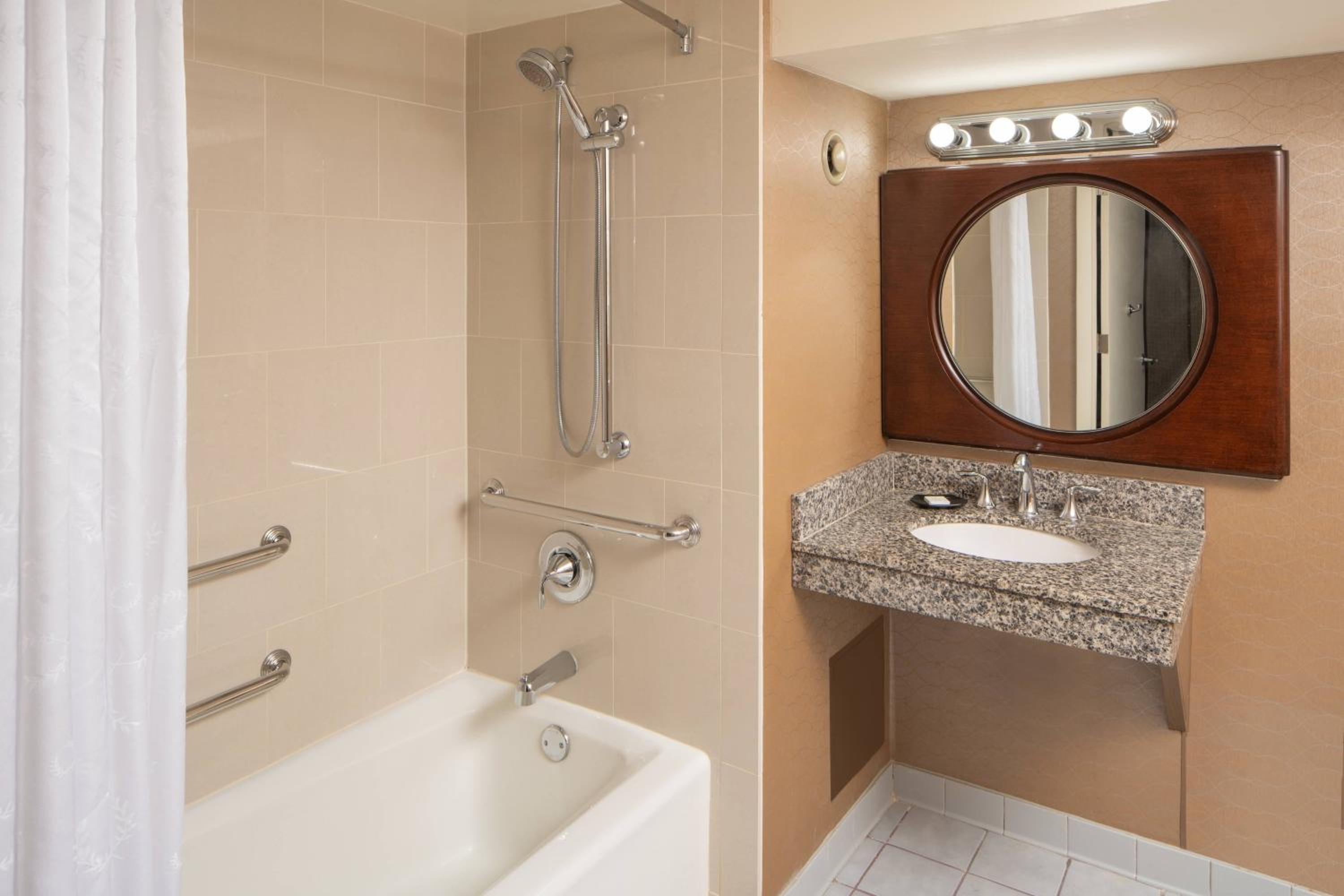 Traditional, Guest room, 1 King, Balcony - Photo 5