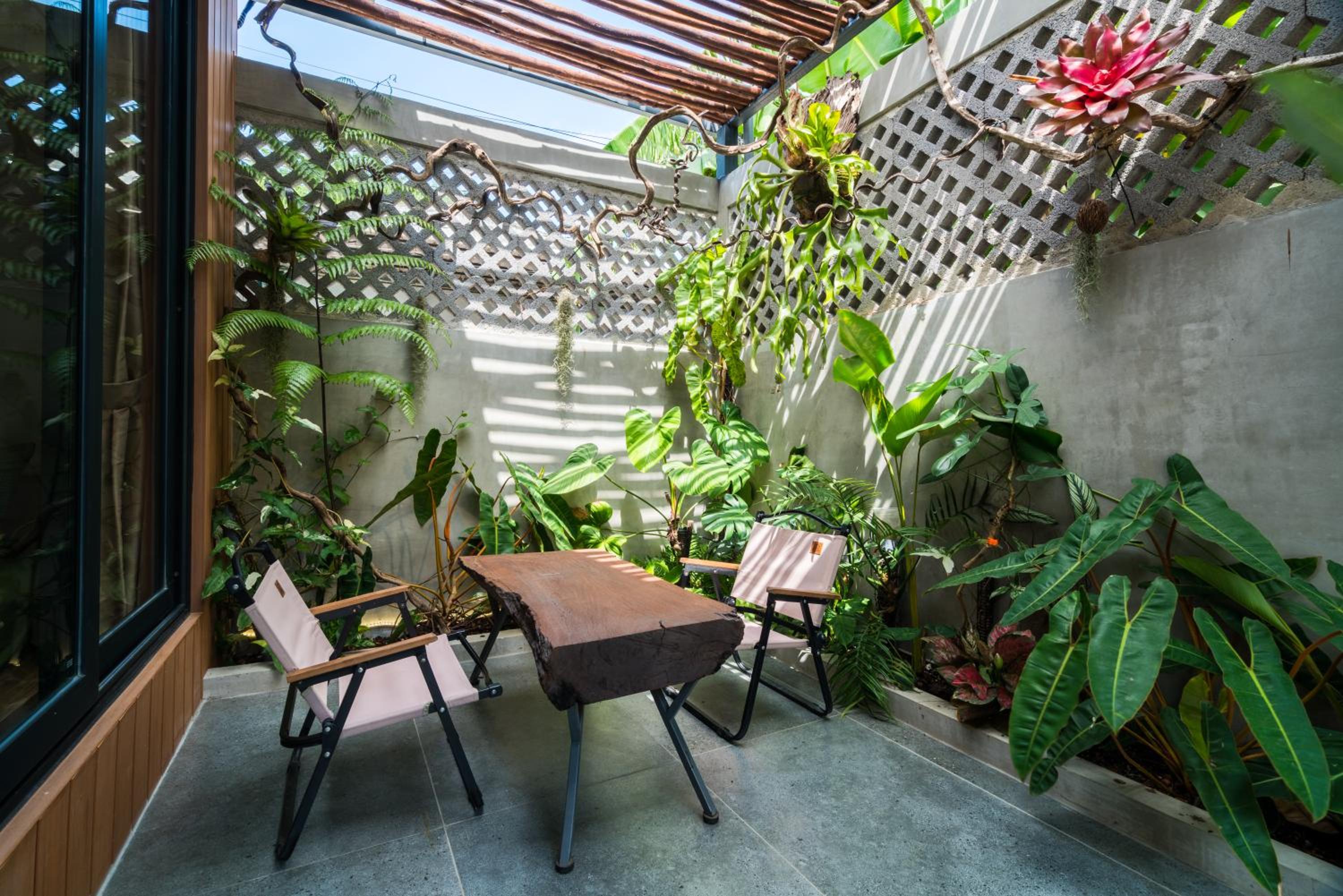 Family Room with Garden View - Photo 35
