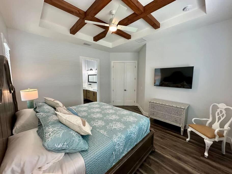 Three-Bedroom House photo 2