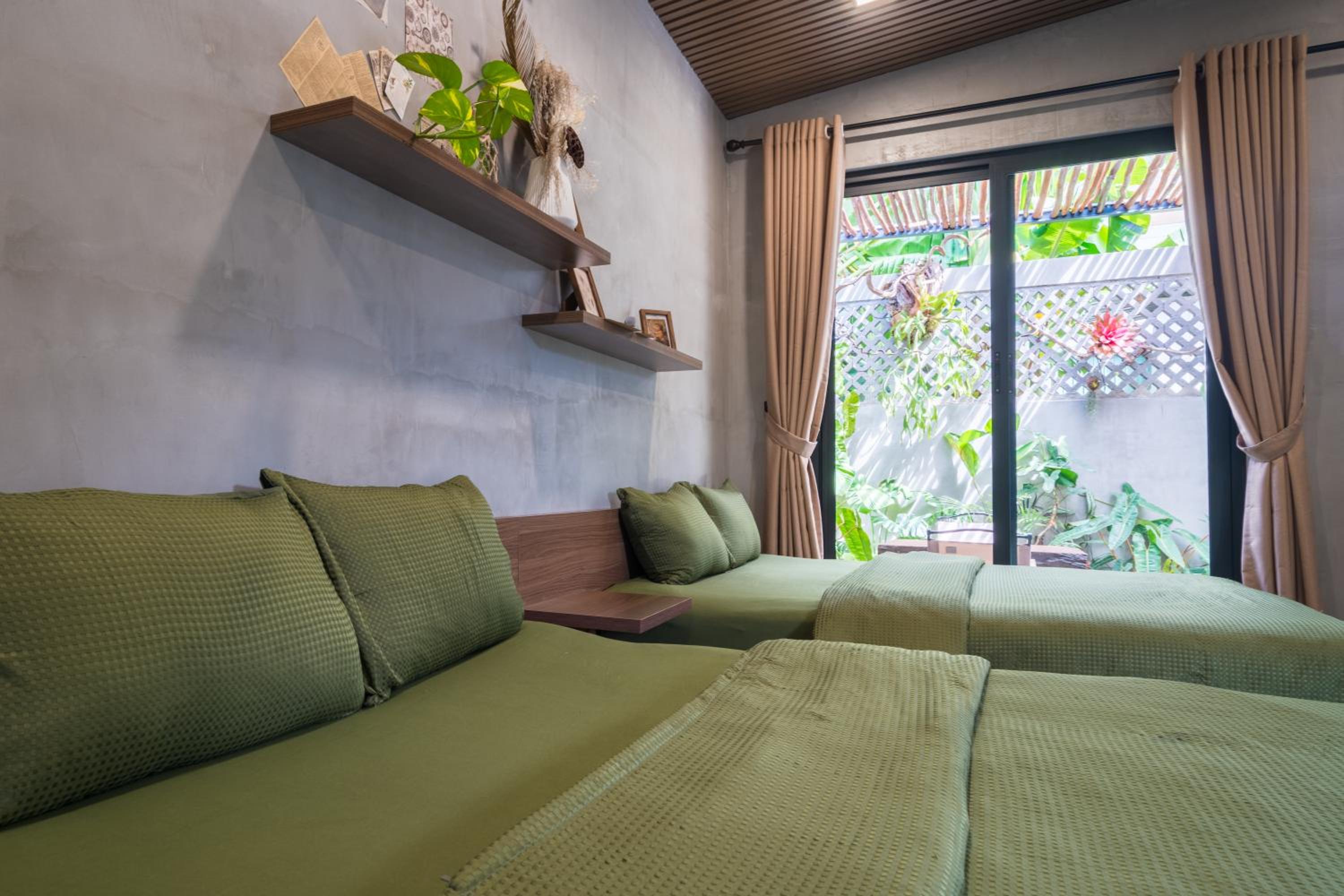 Family Room with Garden View - Photo 41