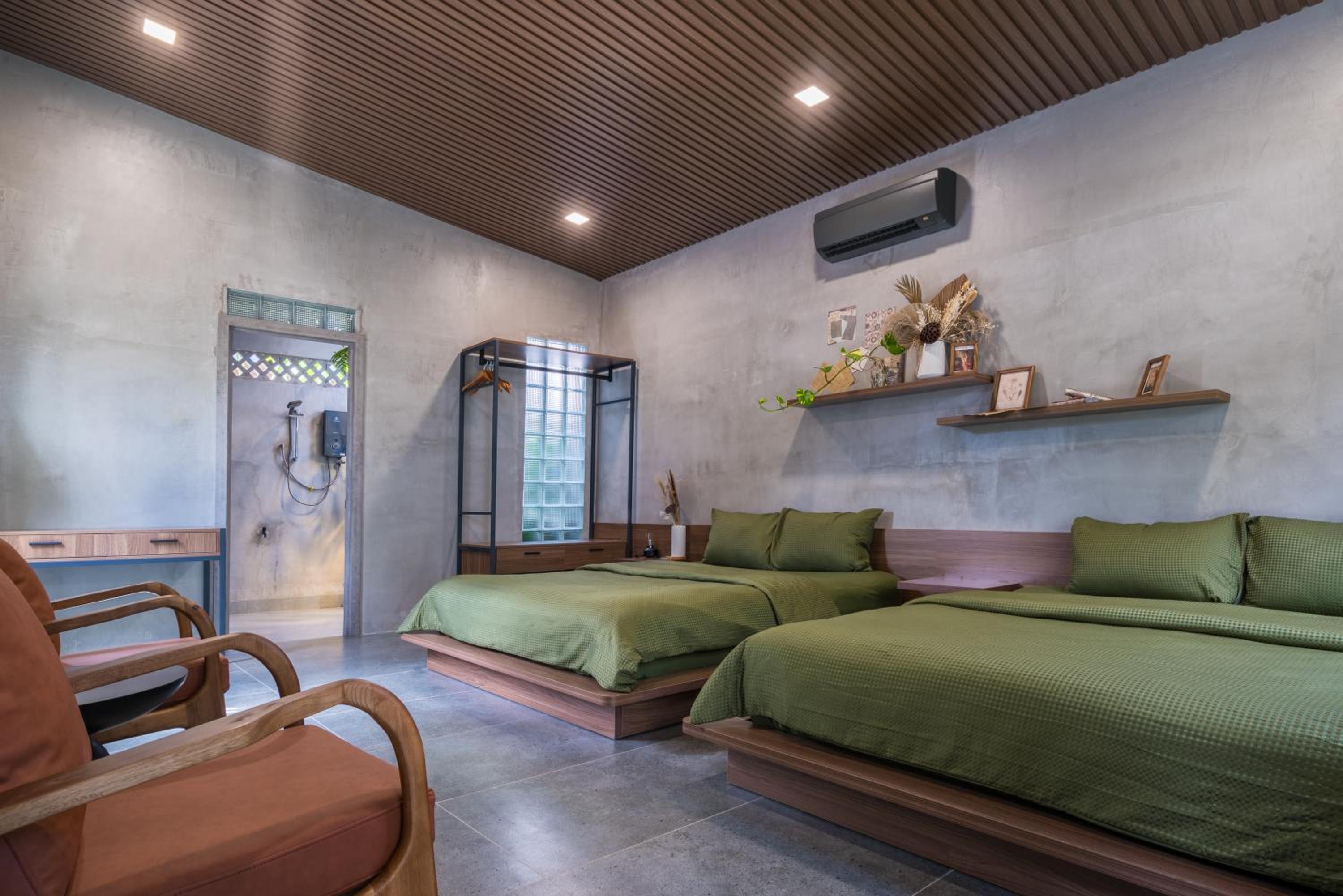 Family Room with Garden View - Photo 1
