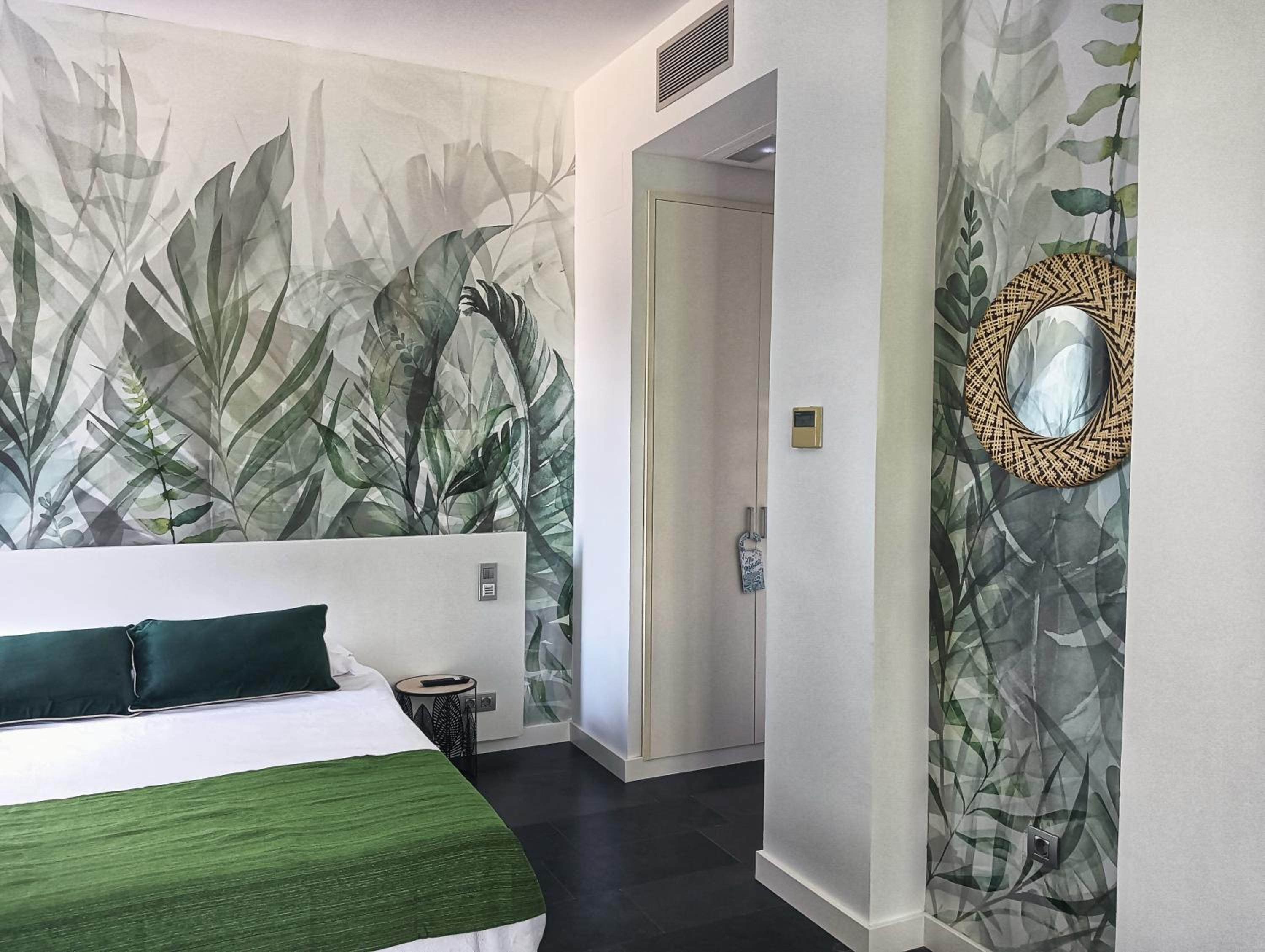 Deluxe Double Room with Extra Bed - Photo 1