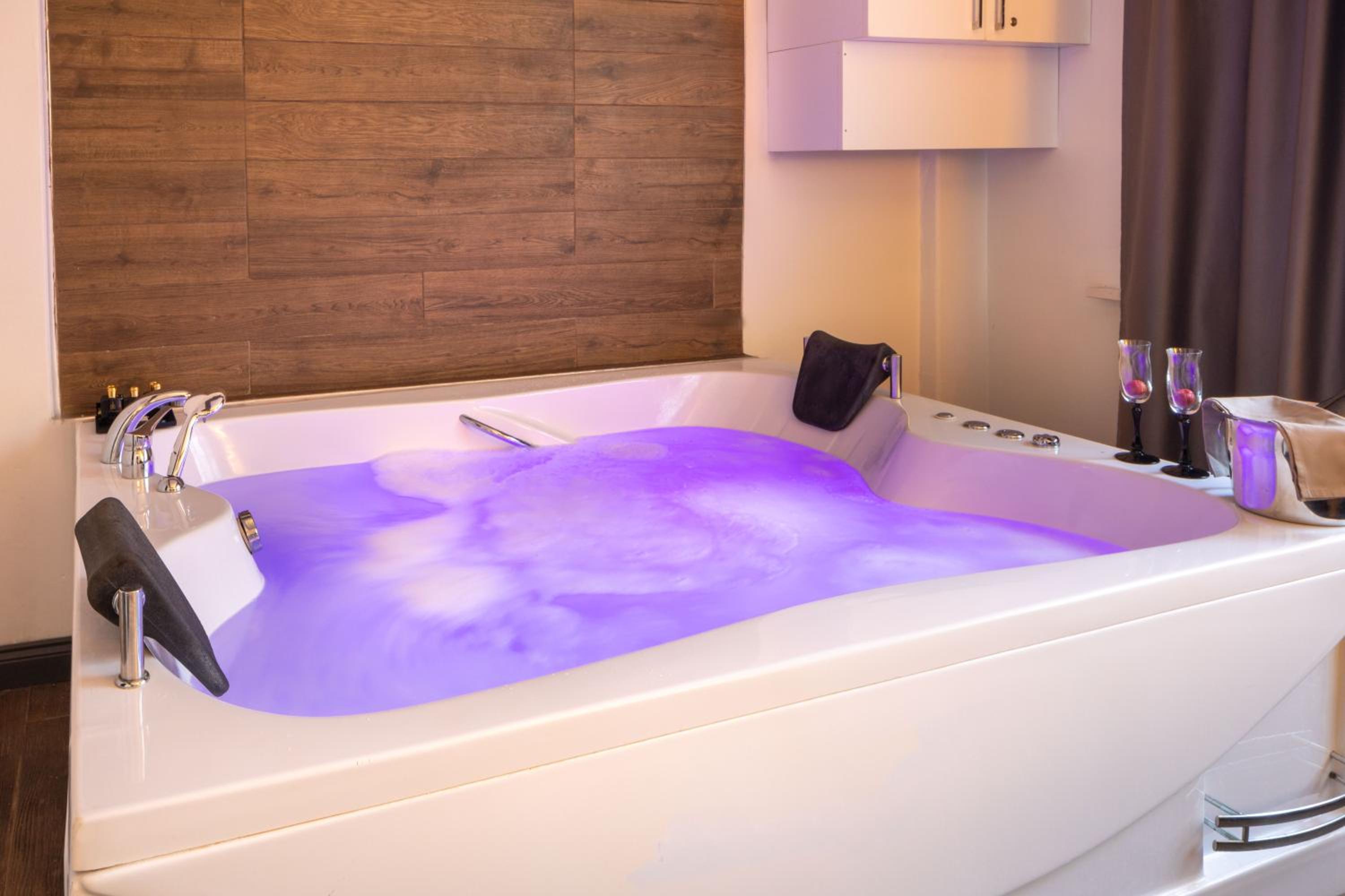 Suite with Spa Bath photo 2