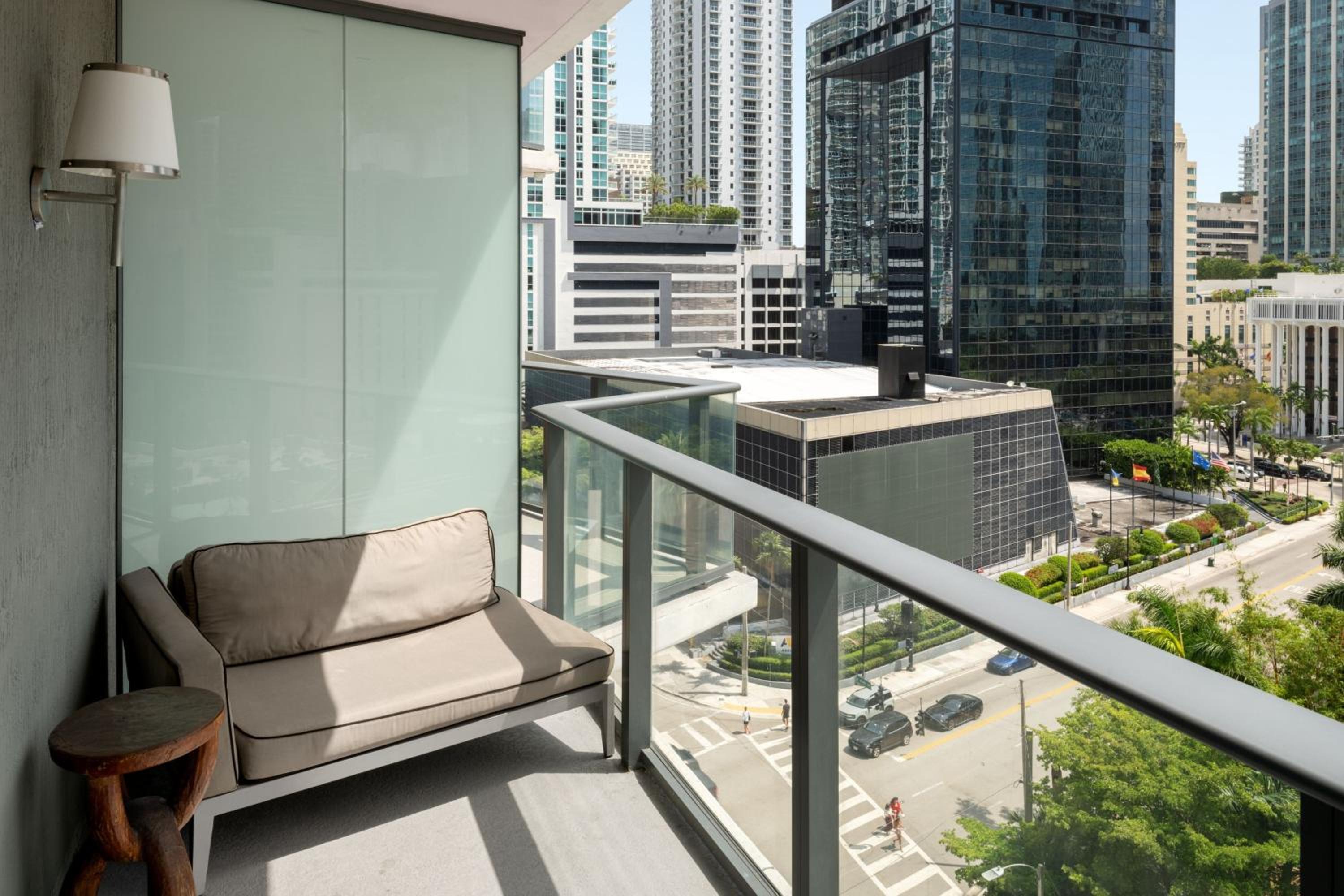 Deluxe King Room with City View and Balcony thumbnail 5