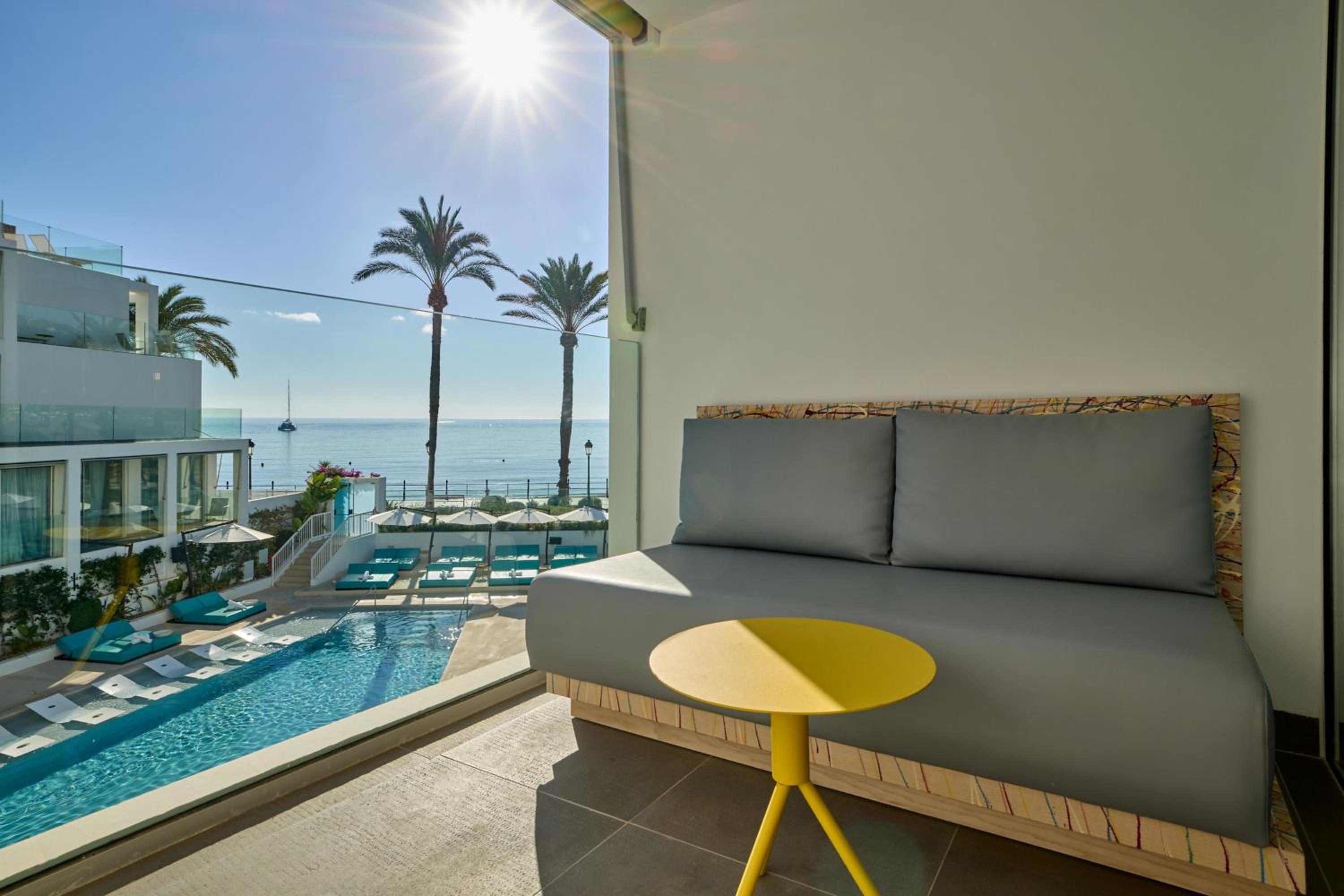 Superior King Room with Sea View and Balcony - Photo 4
