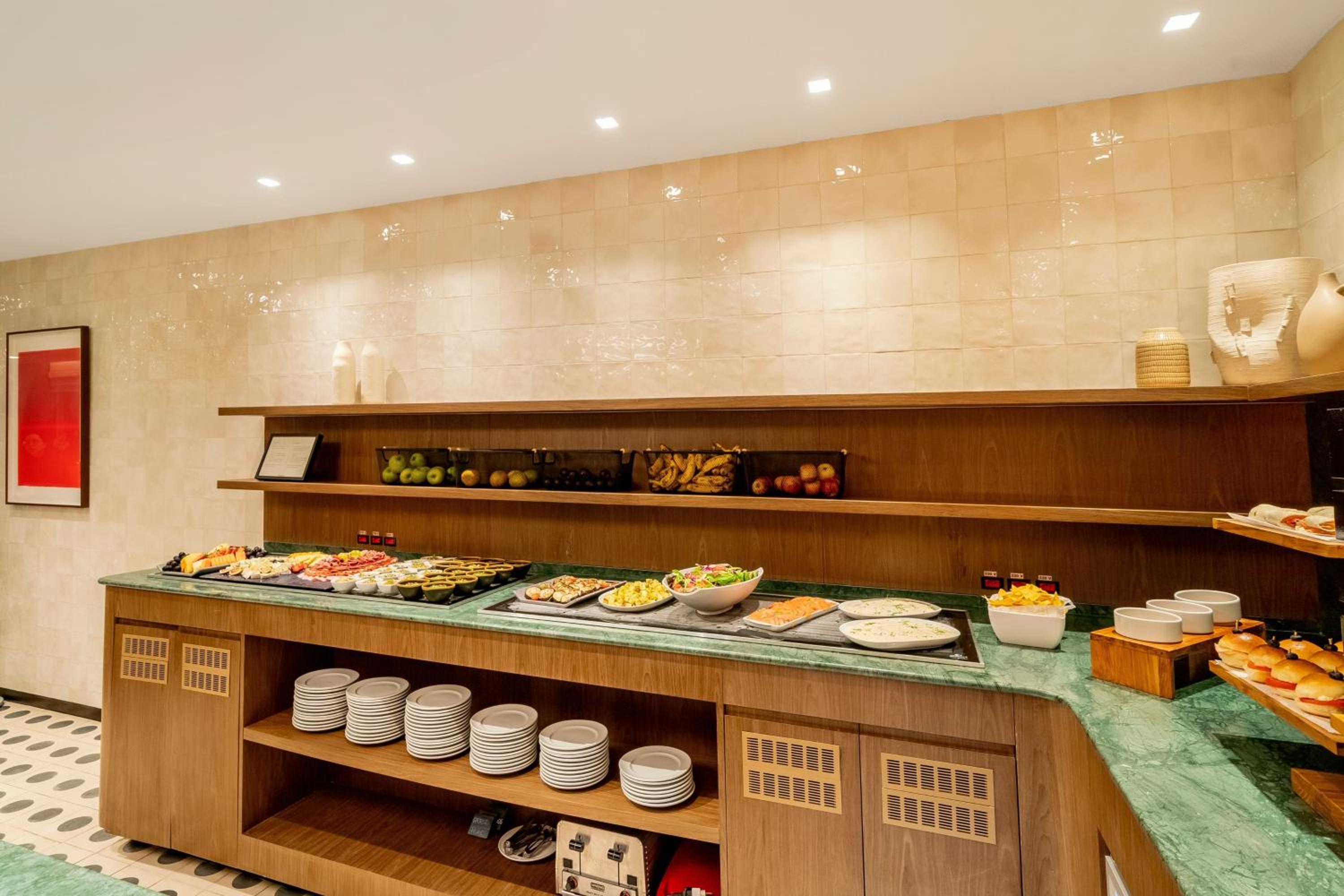 Carioca Suite, Club lounge access, Larger Suite, Ocean view thumbnail 6