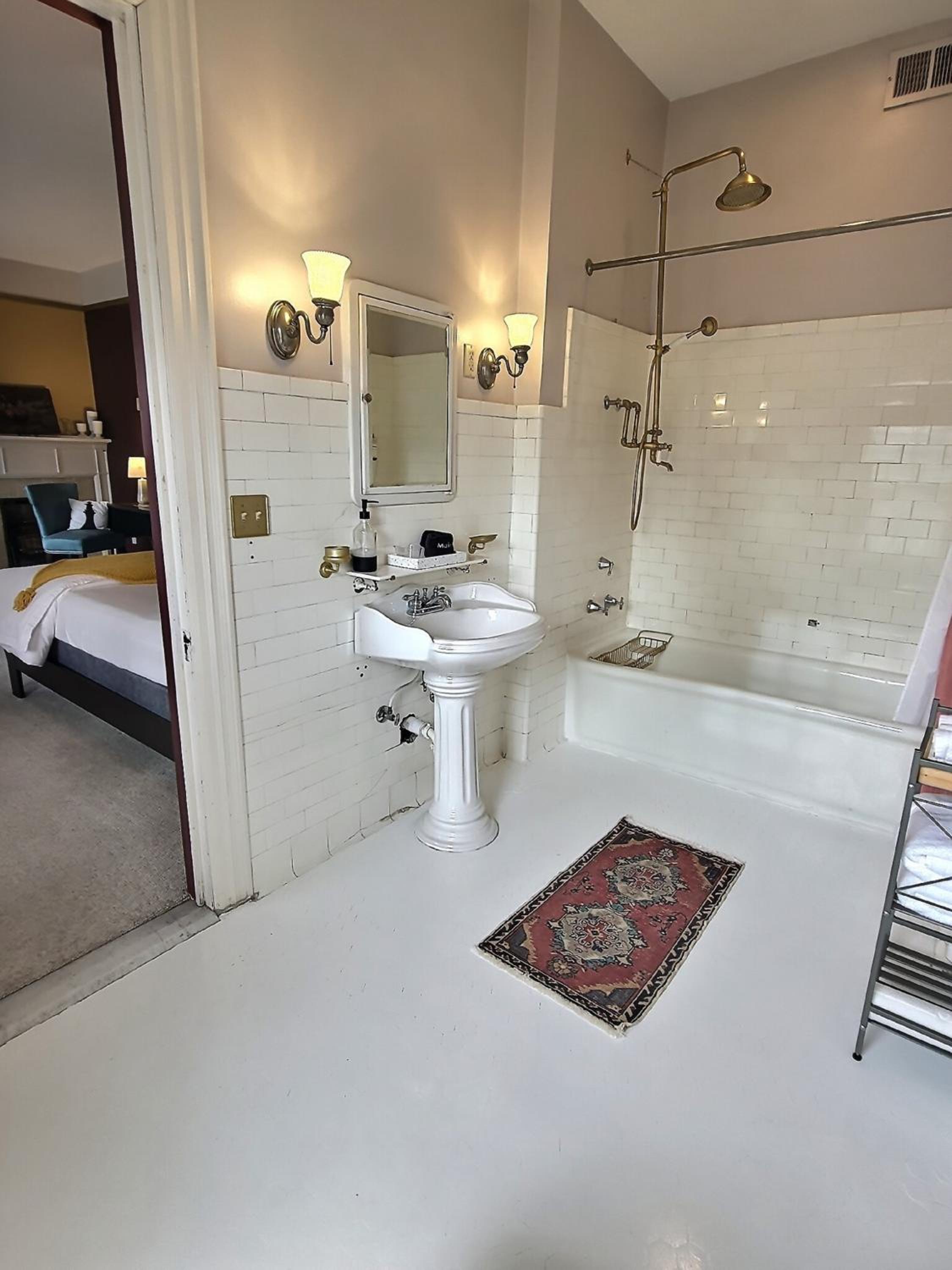 Deluxe Queen Room - Photo 4