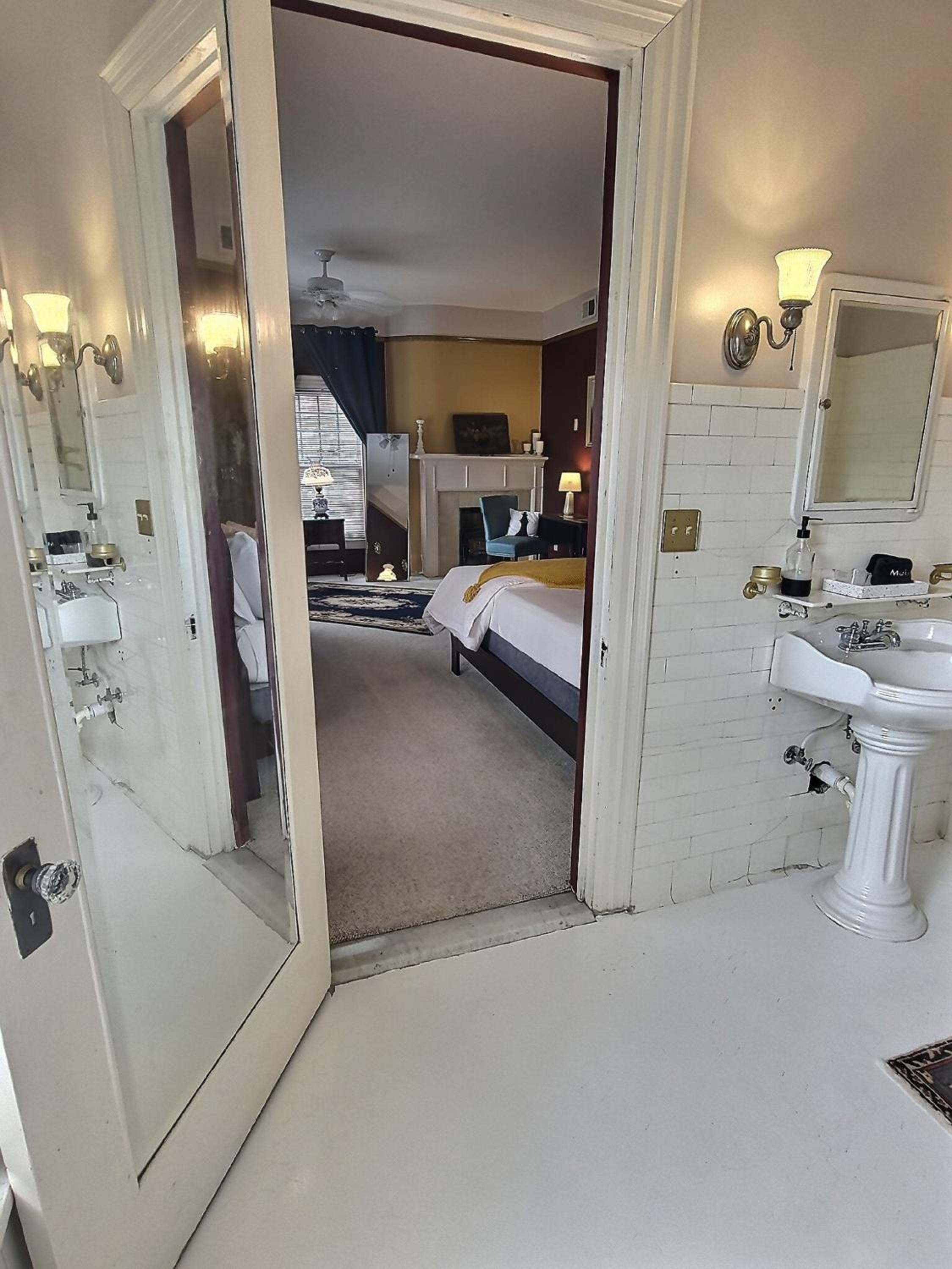Deluxe Queen Room - Photo 5