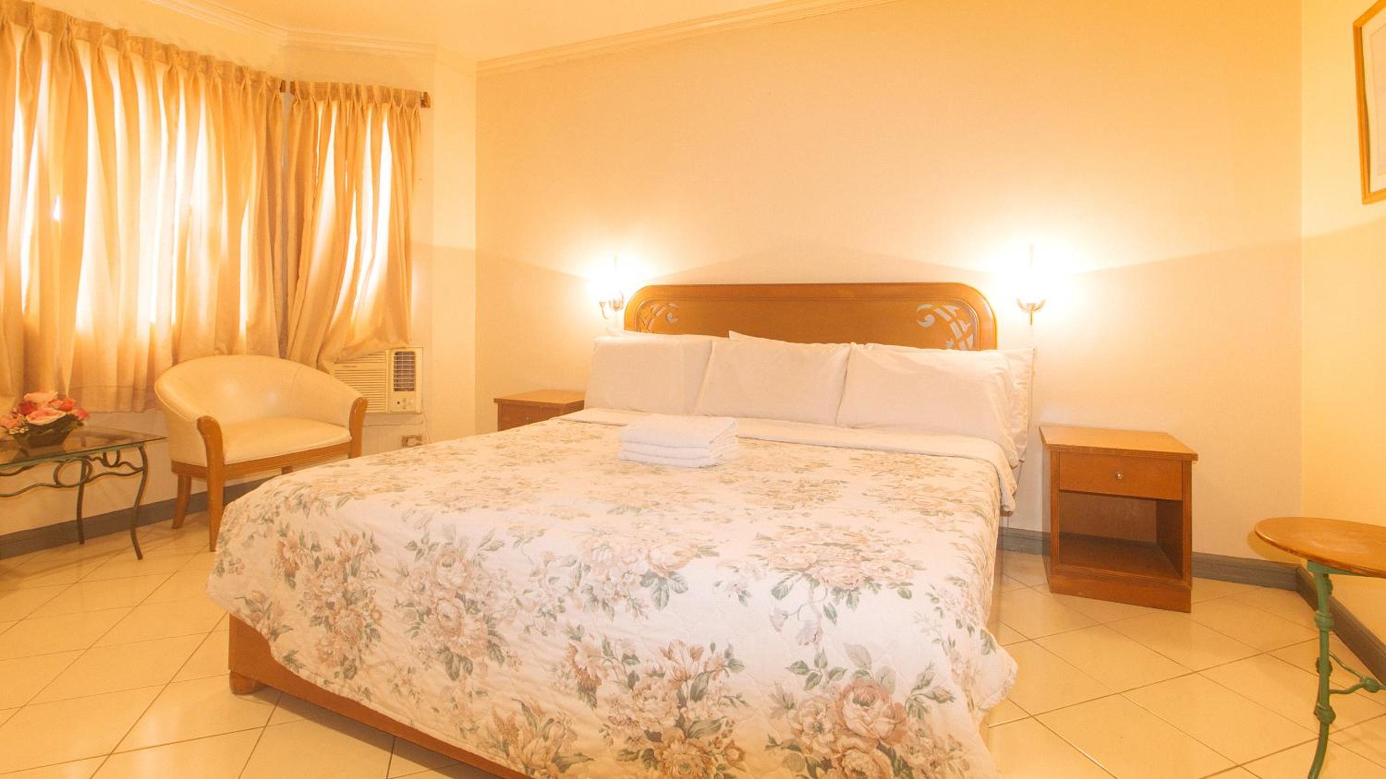 Deluxe Room - Photo 13