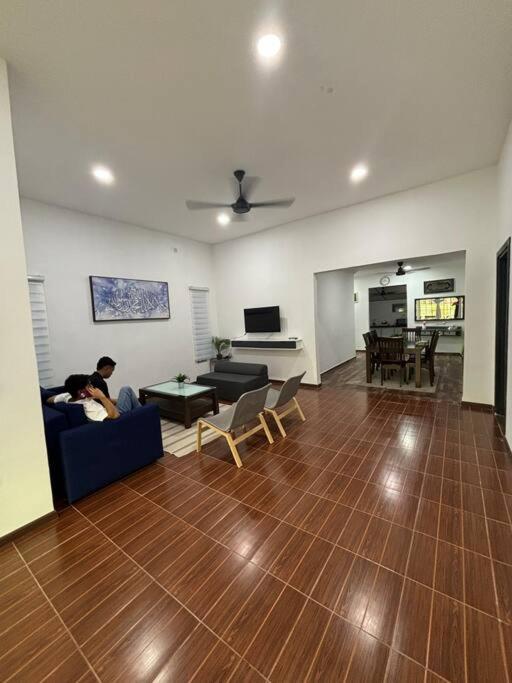 Three-Bedroom House photo 3