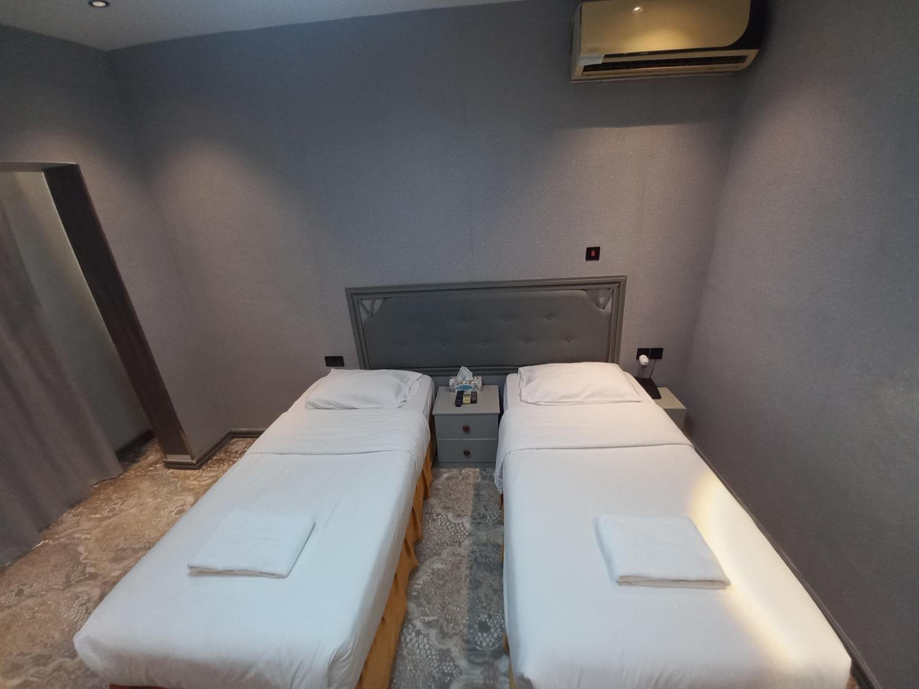 Small Twin Room - Photo 13