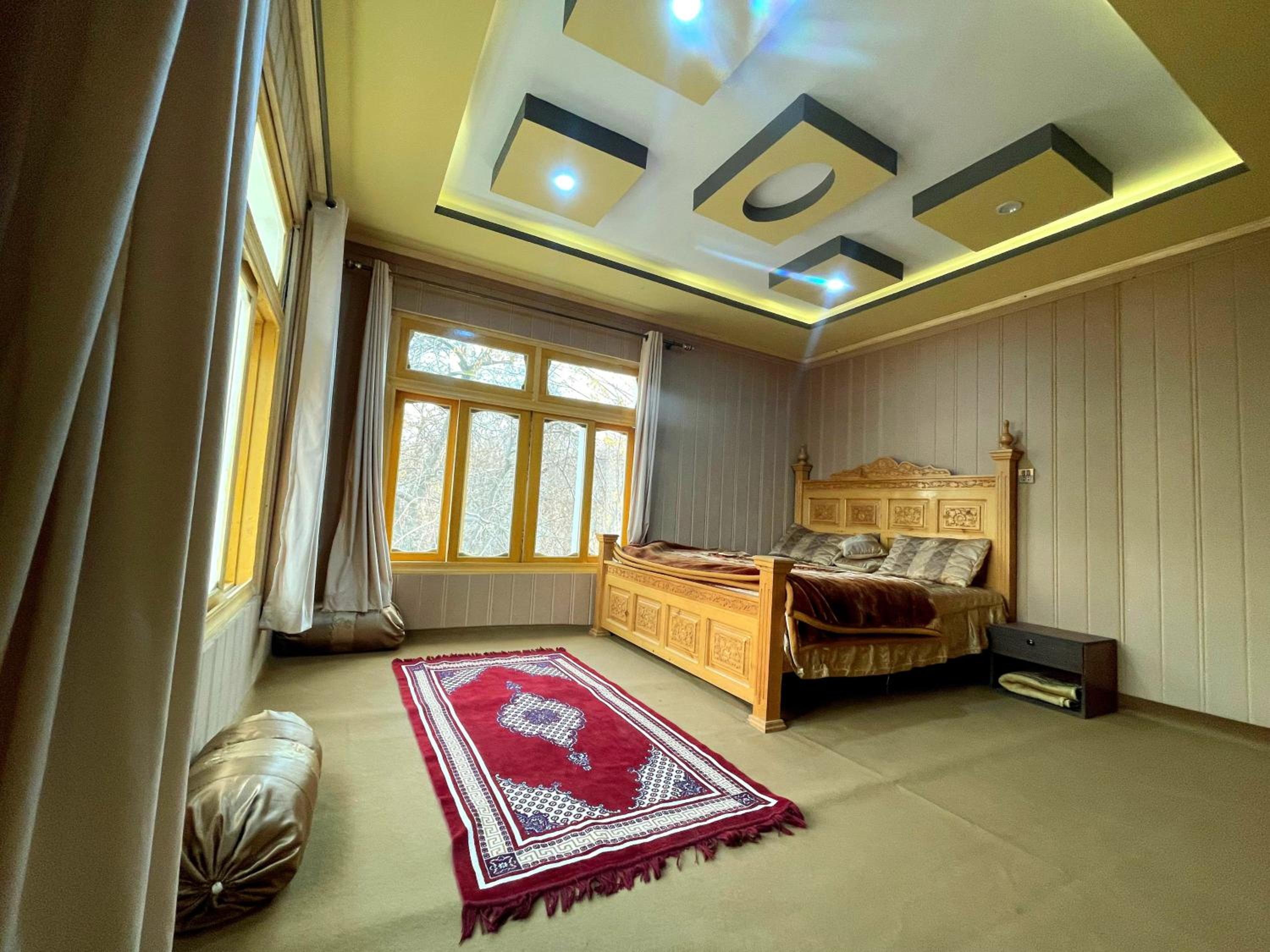 Deluxe King Room photo 2