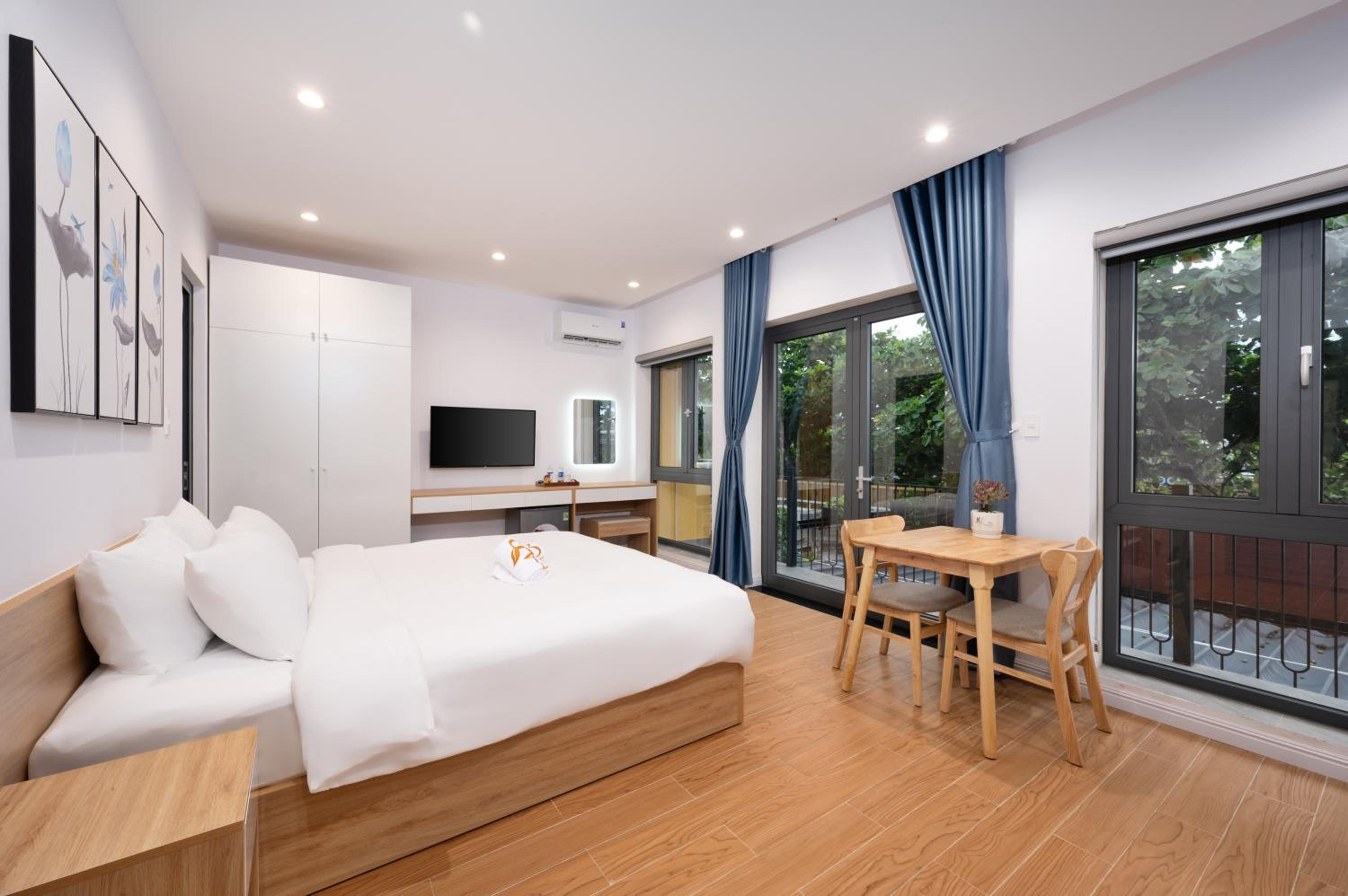 Superior One-Bedroom Apartment with Balcony