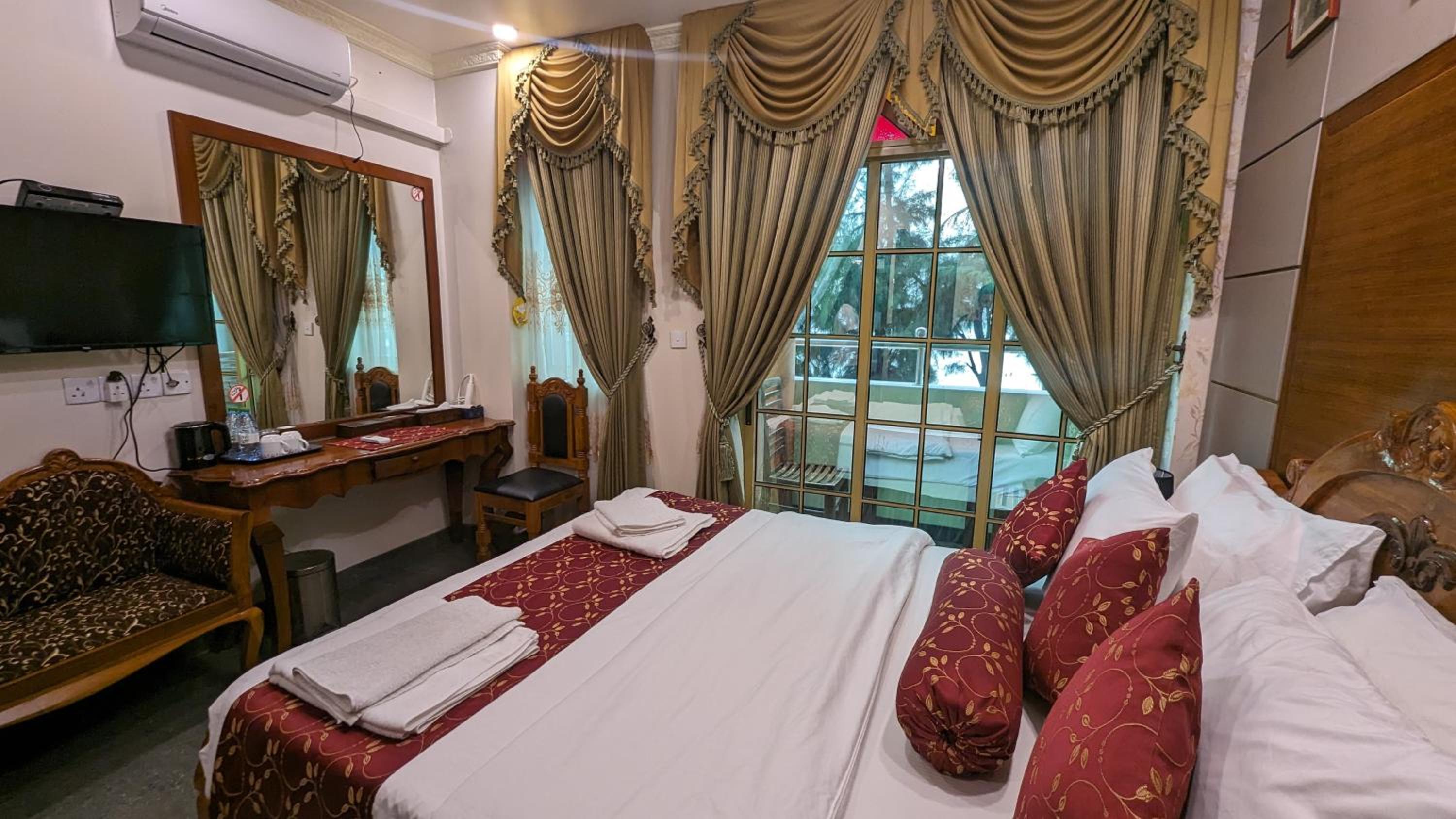 Deluxe Double Room with Balcony and Sea View