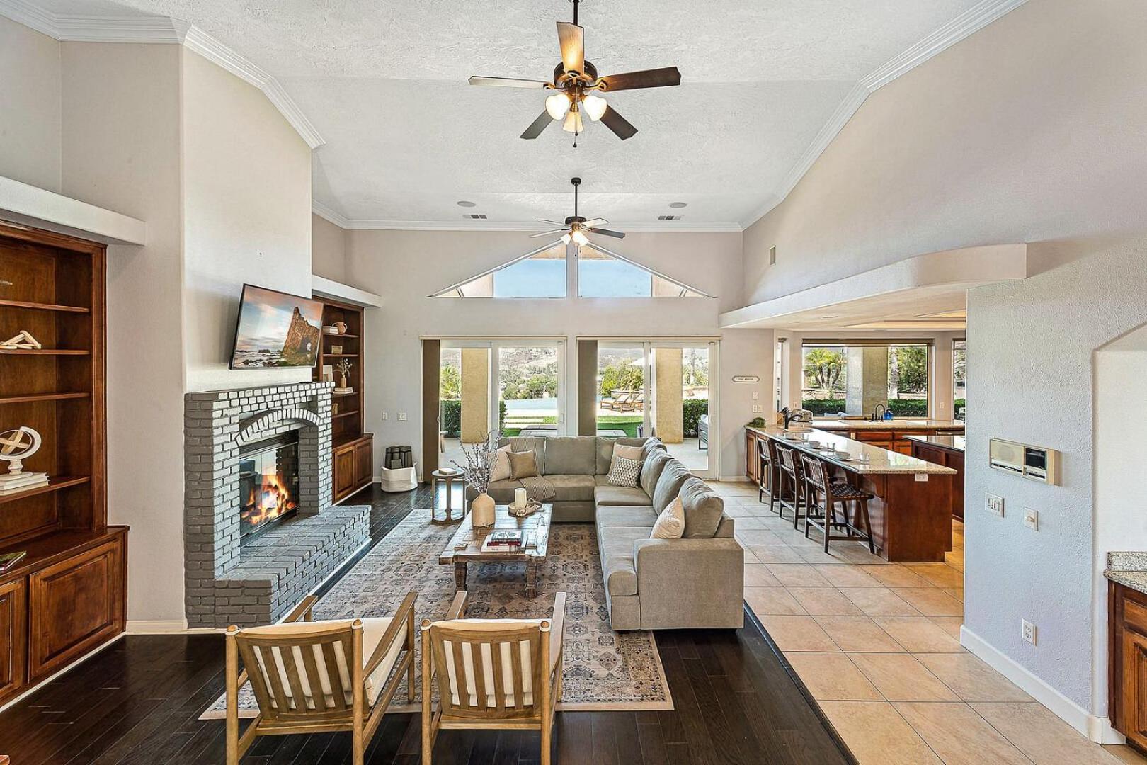 Eight-Bedroom House photo 1