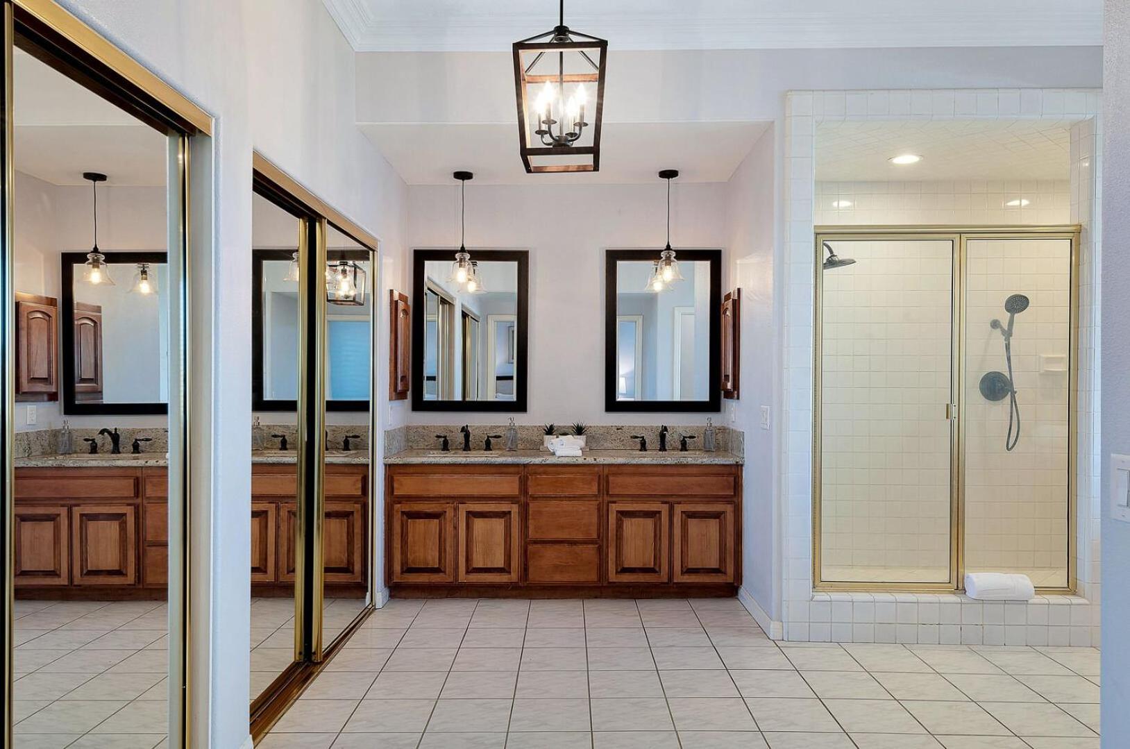 Eight-Bedroom House photo 3