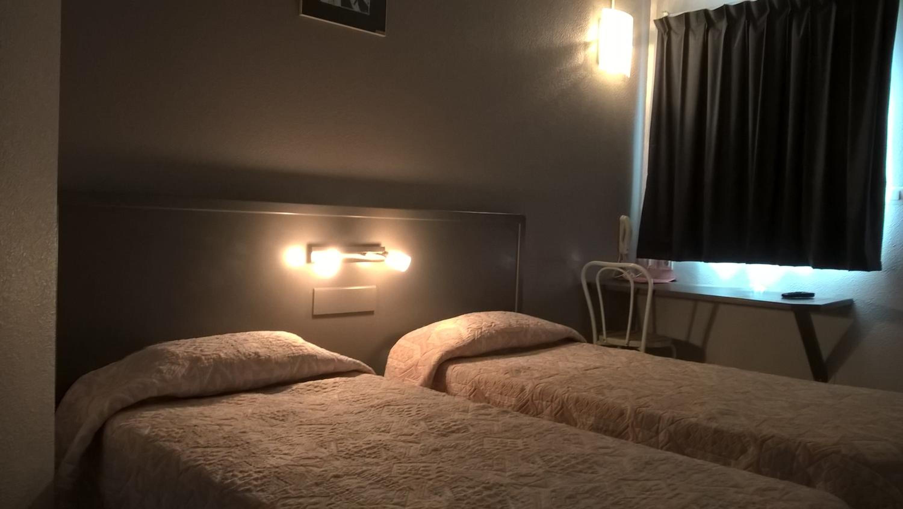 Twin Room - Photo 3