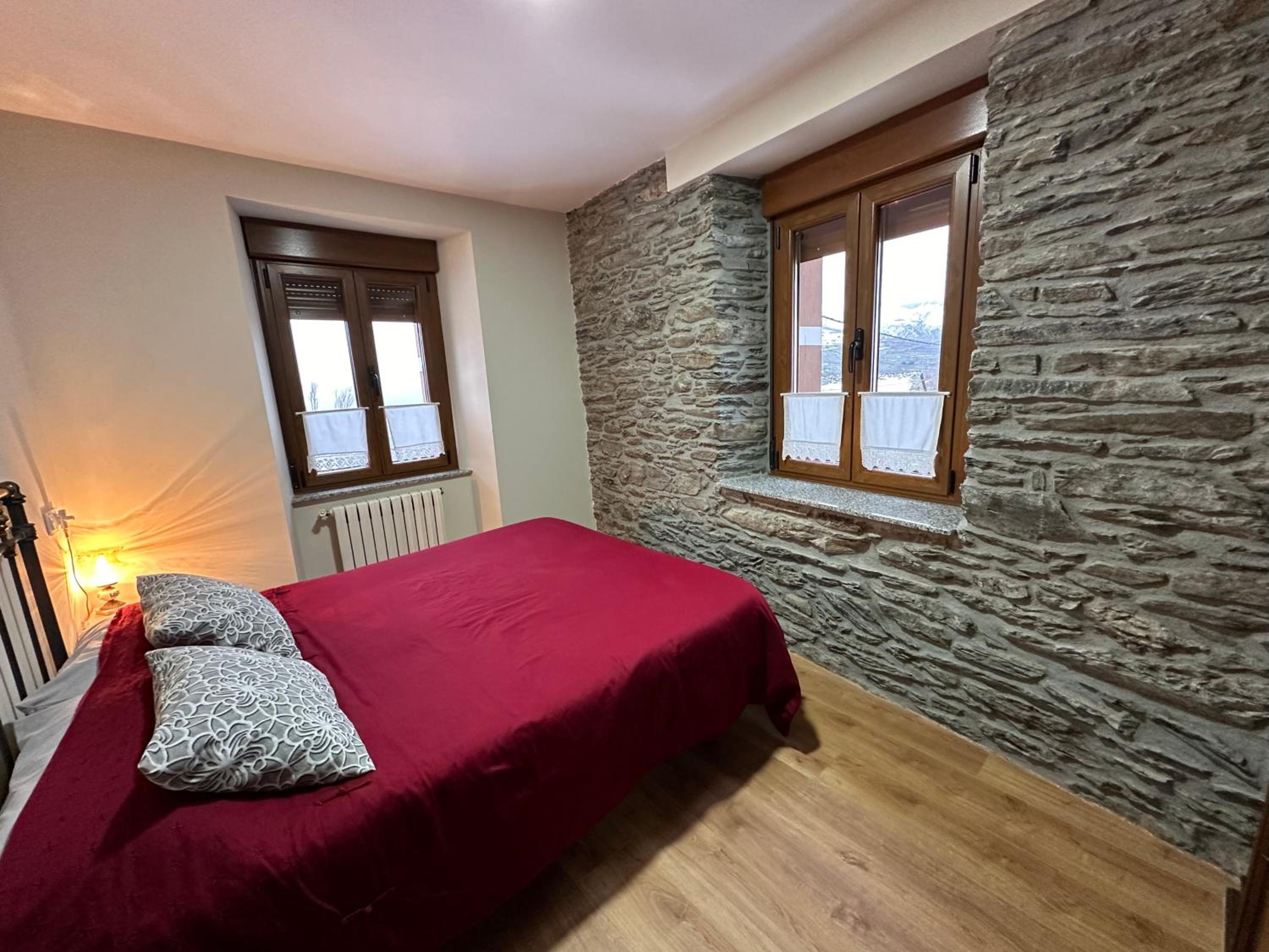 Five-Bedroom House photo 3