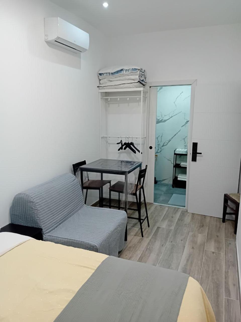 Triple Room with Private Bathroom photo 2